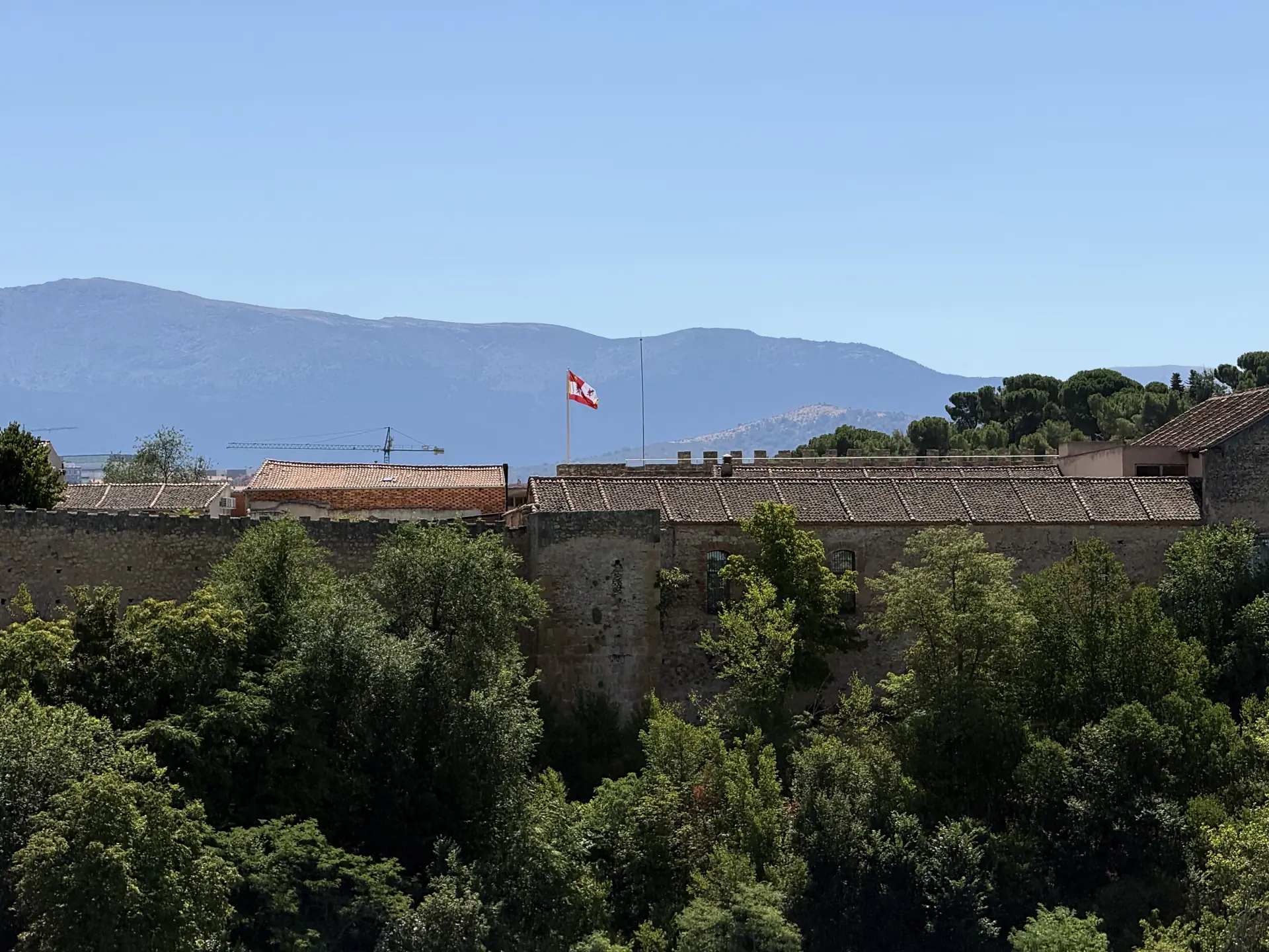 Muralla de Segovia con bandera de Castilla y León y Sierra de Guadarrama al fondo, Foto propia La Maleta Inquieta, septiembre 2026