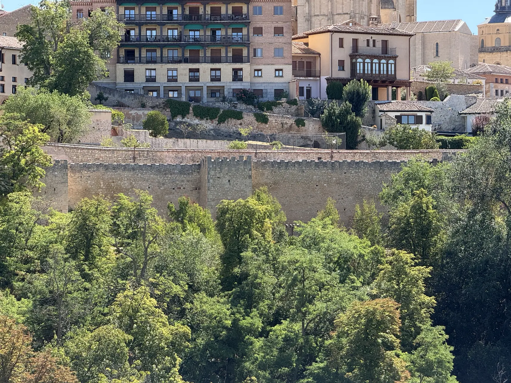 La muralla medieval de Segovia y los edificios del casco histórico vistos desde el valle.