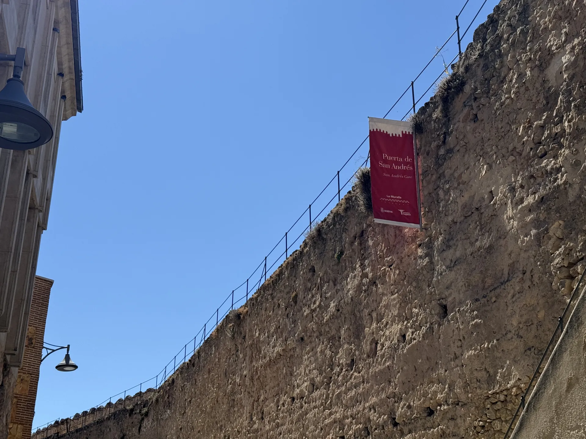 Muralla medieval de piedra con cartel de la Puerta de San Andrés vista desde la calle, Foto propia La Maleta Inquieta, octubre 2026