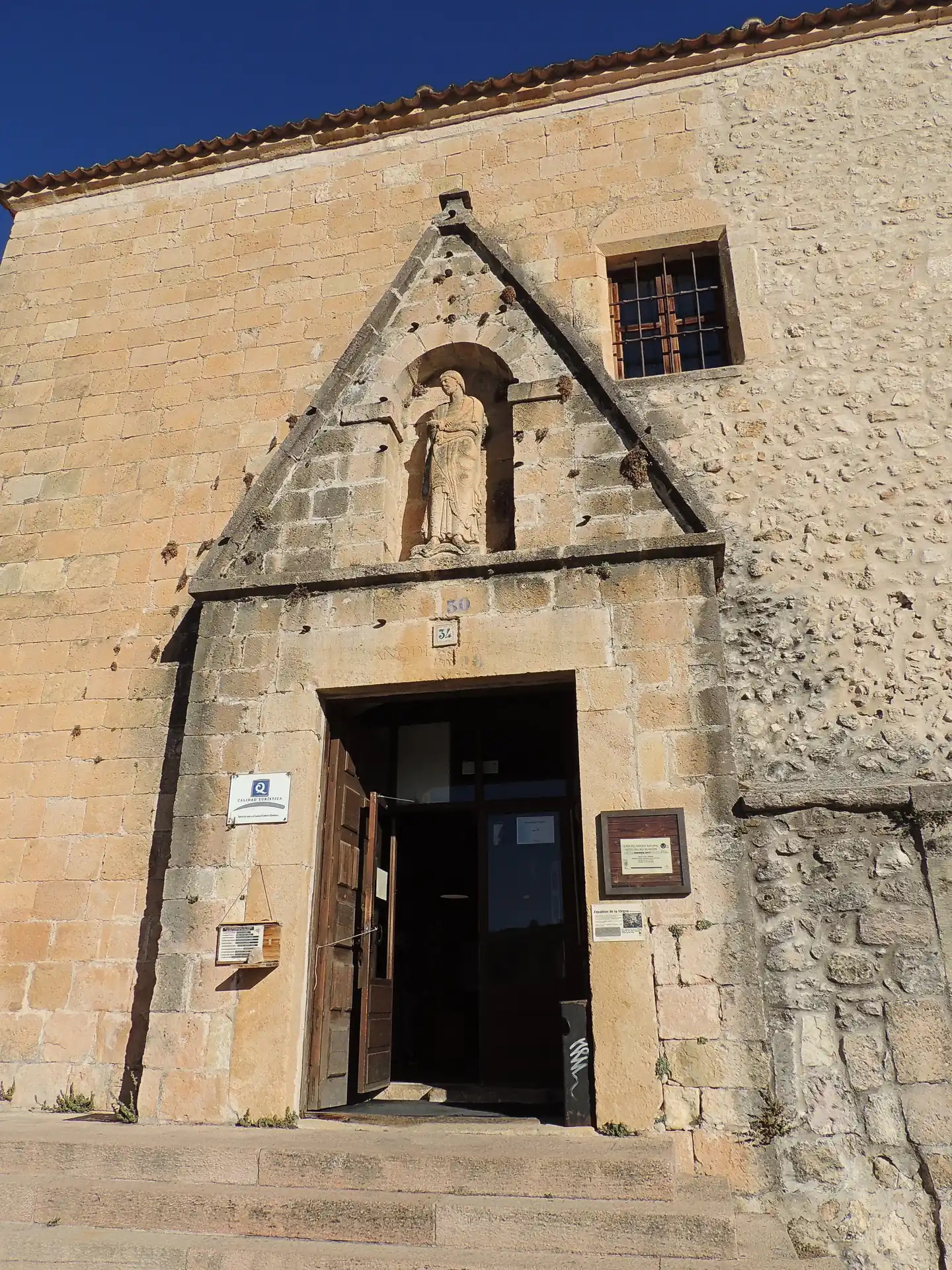 Portada romanica de la iglesia de Santiago de Sepulveda, el edificio que hoy alberga el Museo de los Fueros.