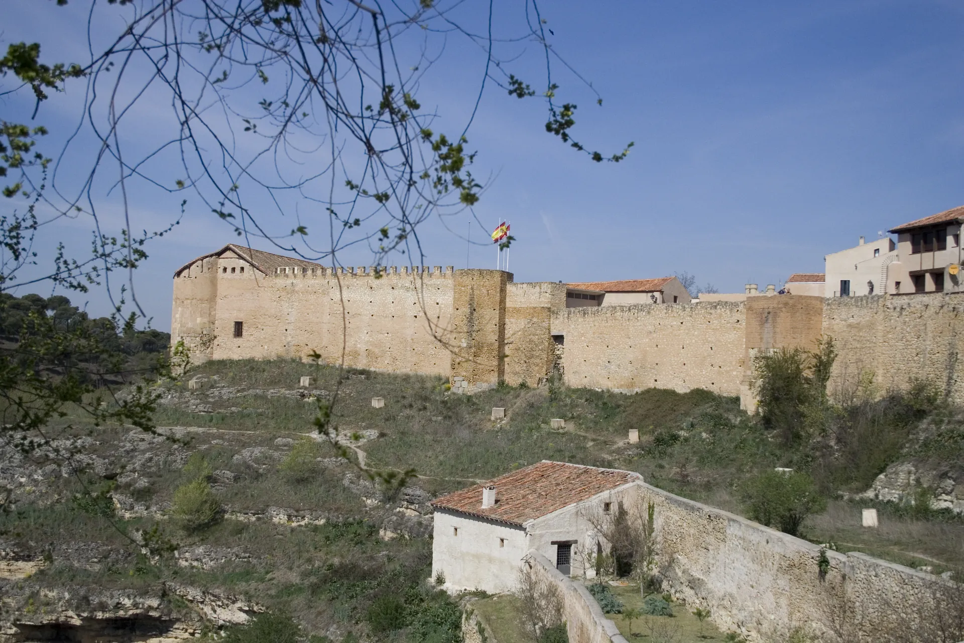 La Casa del Sol, junto a la muralla de Segovia, sede del Museo de Segovia.
