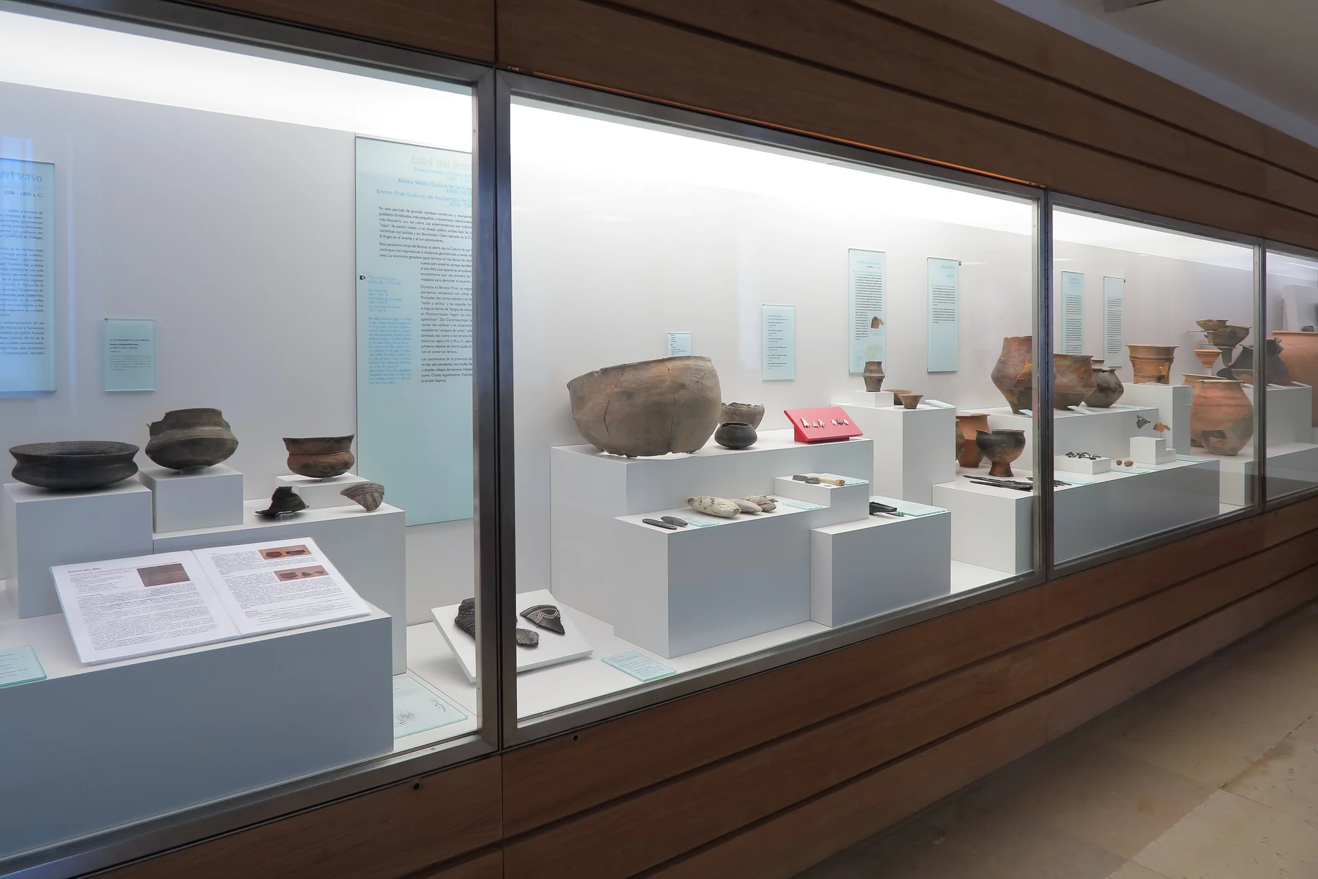 Vitrinas del Museo de Segovia con las piezas arqueologicas de la sala de la Edad del Bronce.