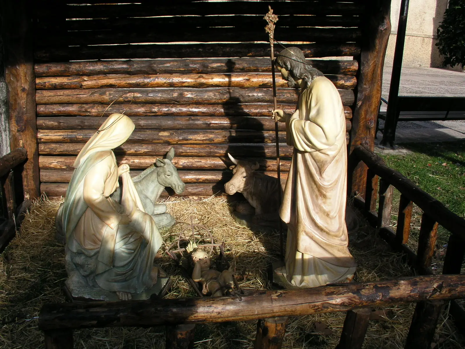 Nacimiento a tamaño real montado en la iglesia de San Felipe de Brihuega por Navidad