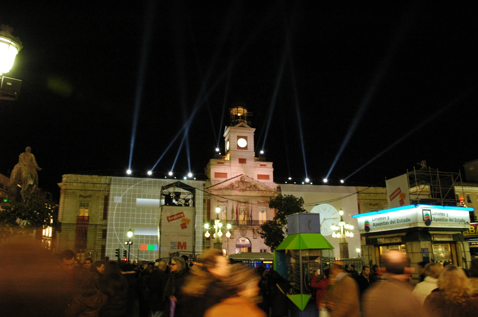 Real Casa de Correos iluminada en la Puerta del Sol la víspera de Nochevieja