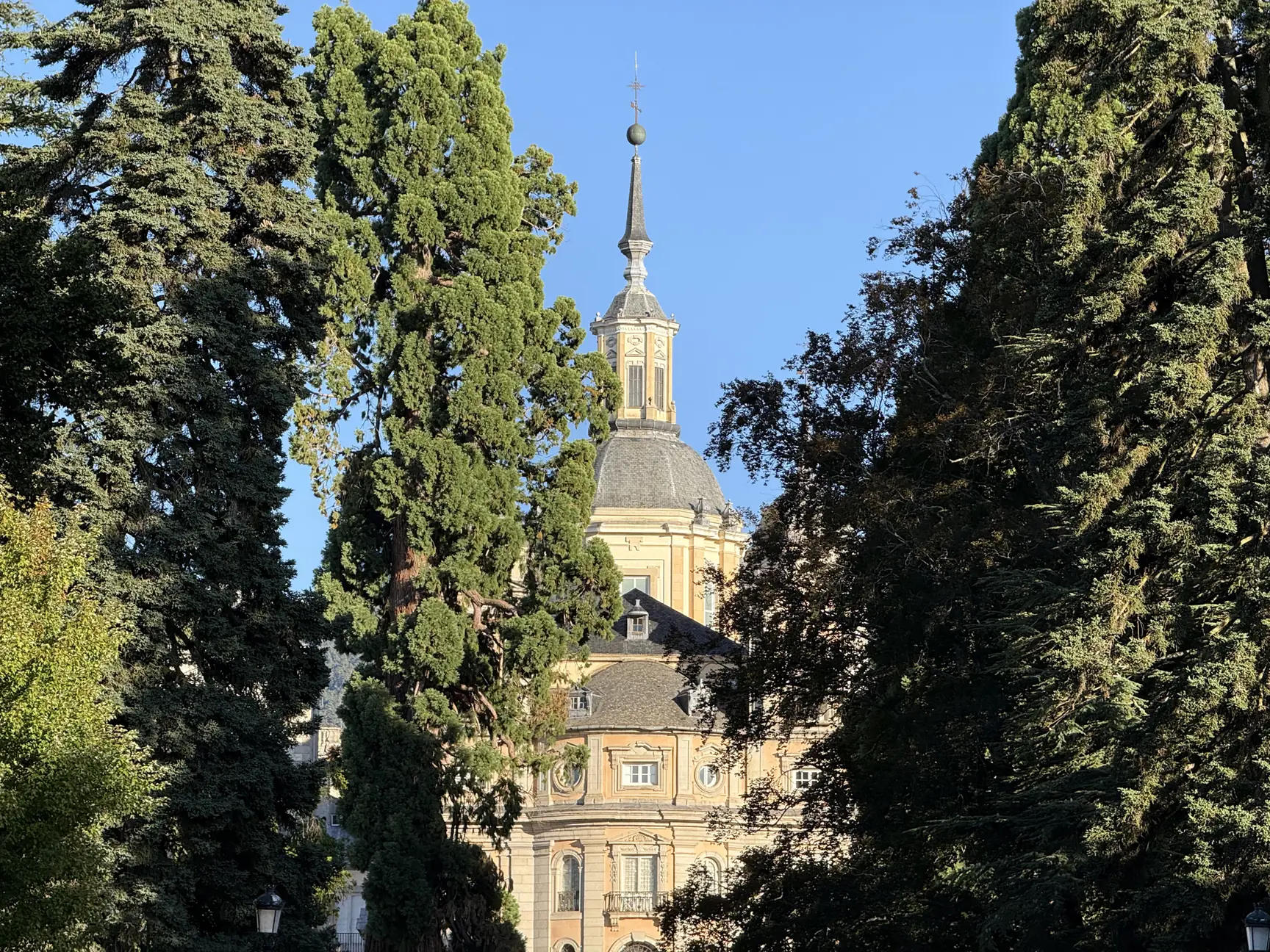 Fachada barroca del Palacio de La Granja vista entre los árboles del jardín, Foto propia La Maleta Inquieta, septiembre 2026