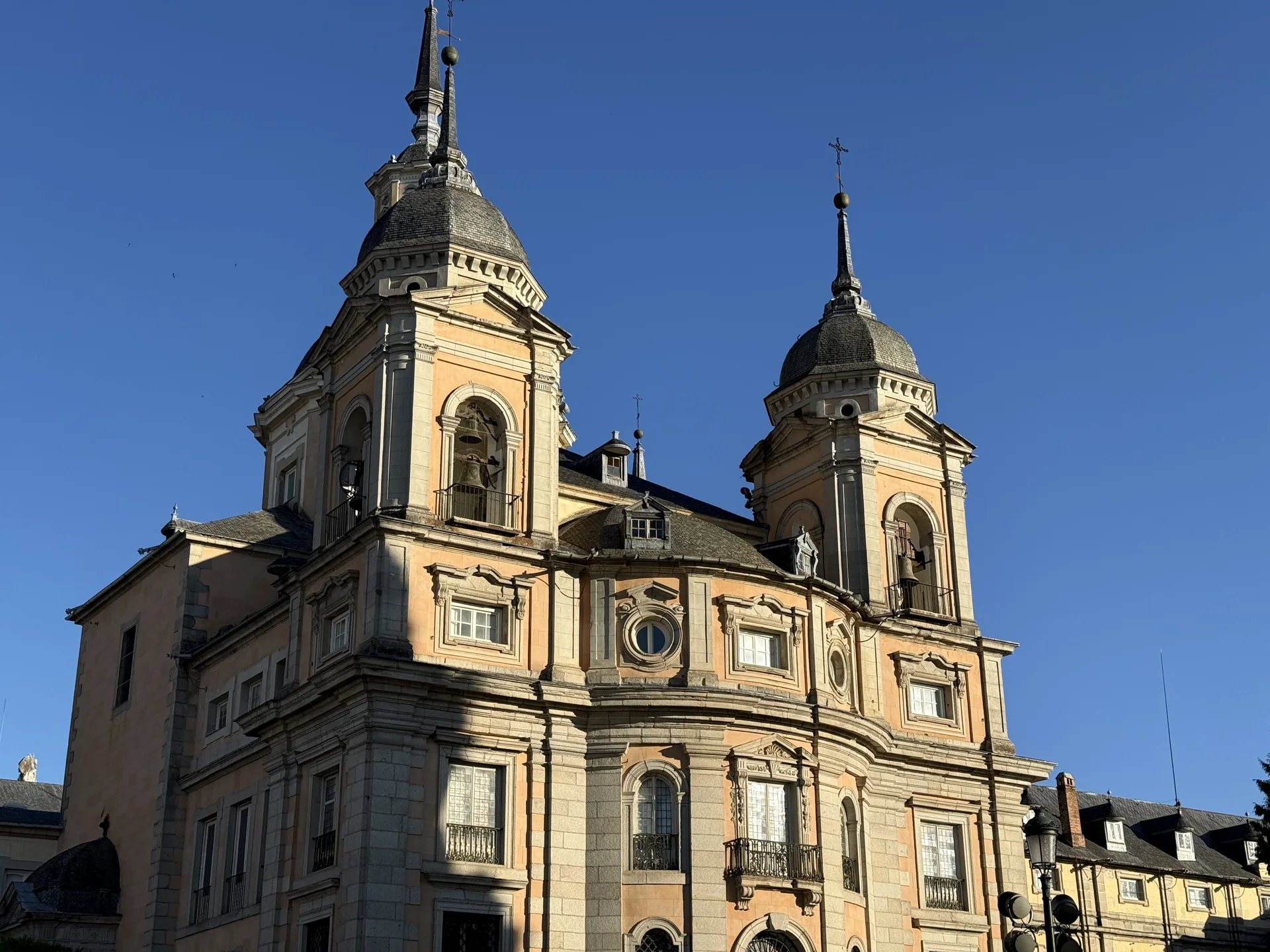 Fachada barroca del Palacio Real de La Granja de San Ildefonso con sus dos torres y el jardín delante