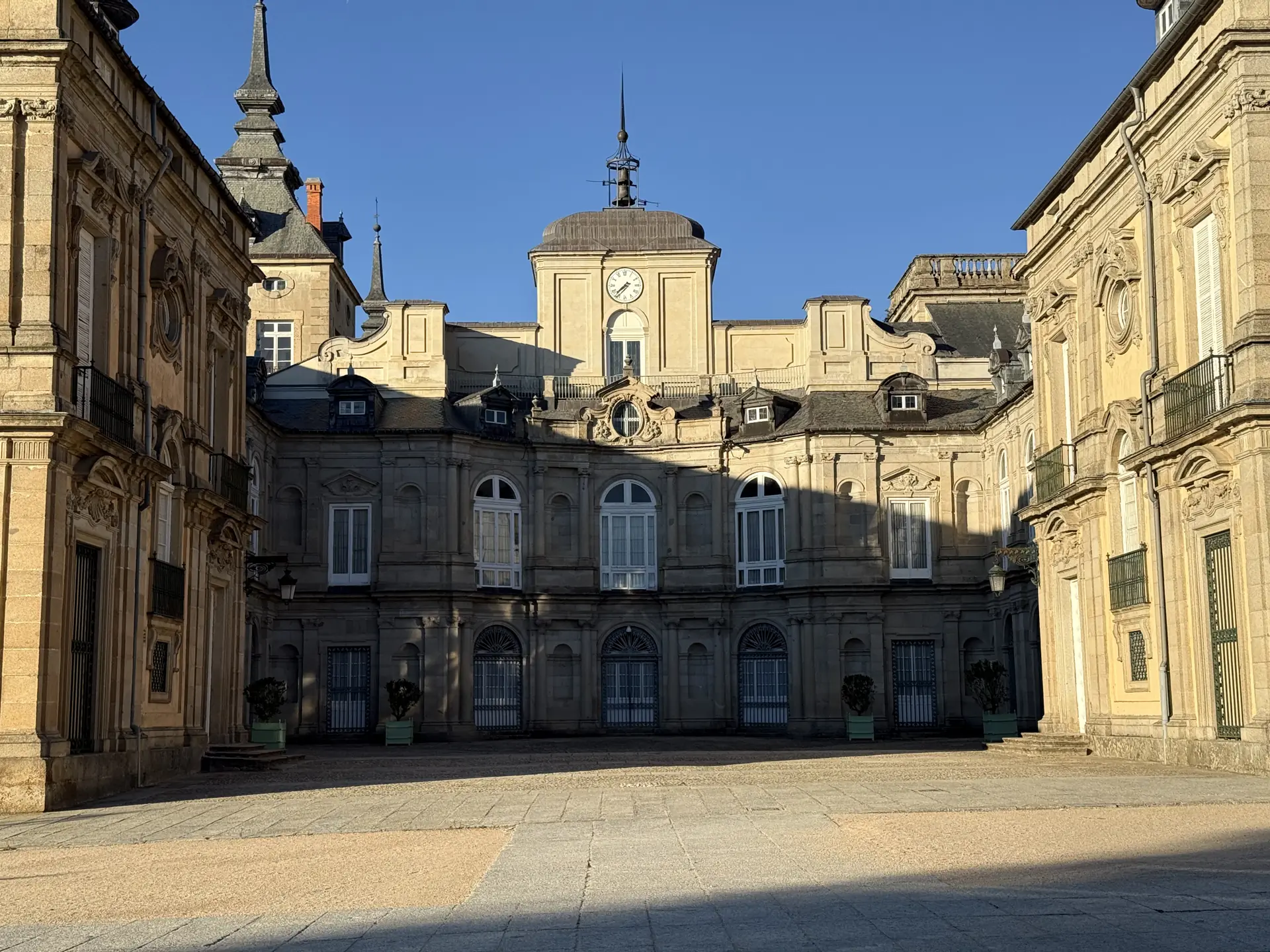 Patio interior del Palacio de La Granja con torre del reloj y fachadas barrocas, foto propia La Maleta Inquieta, septiembre 2026