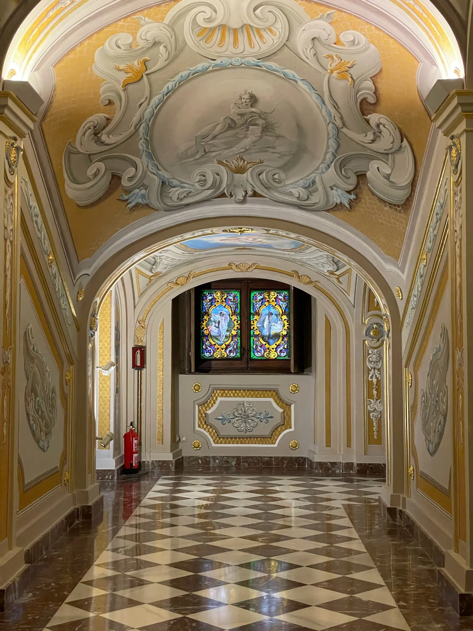 Detalle del fresco del techo y vidrieras de colores en el Palacio Real de La Granja. Foto propia La Maleta Inquieta, septiembre 2026.