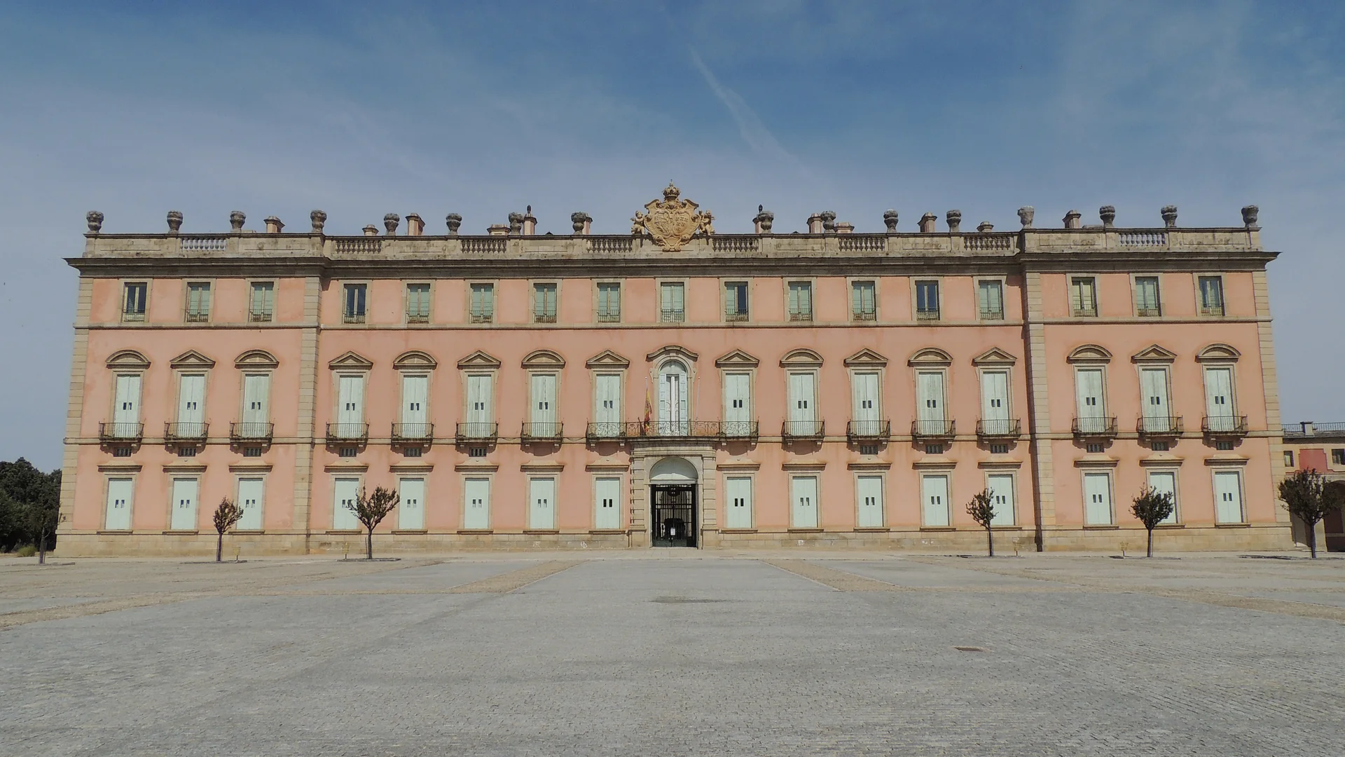 Fachada rosada del Palacio Real de Riofrio, el pabellon de caza levantado en el encinar, junto a Segovia.