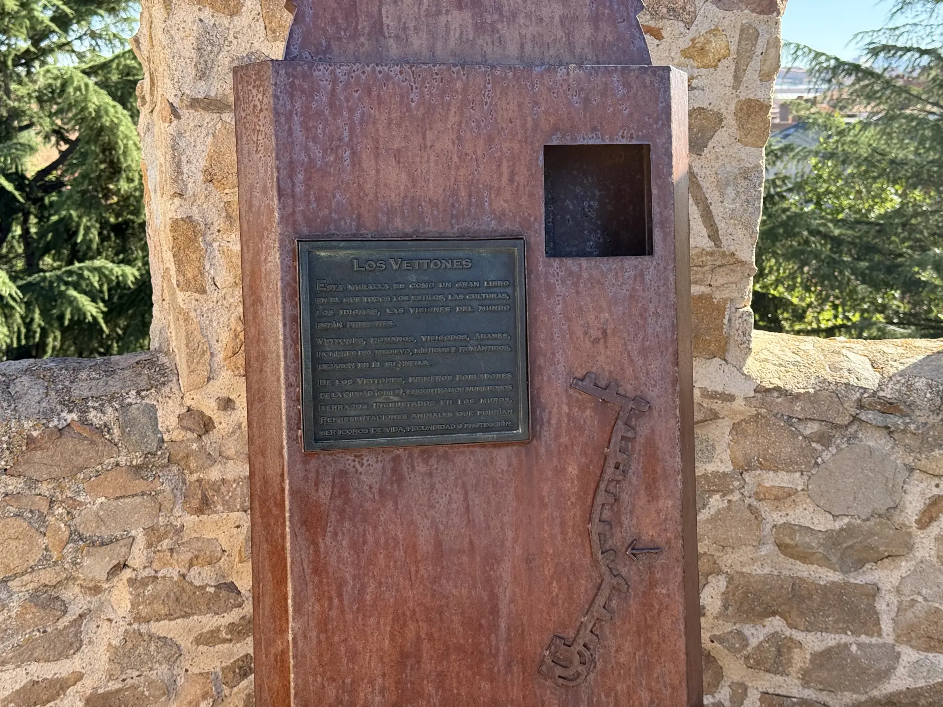 Panel de bronce Los Vettones en el adarve de la muralla de Ávila, con el plano del recorrido grabado en acero. Foto propia La Maleta Inquieta, septiembre 2026.