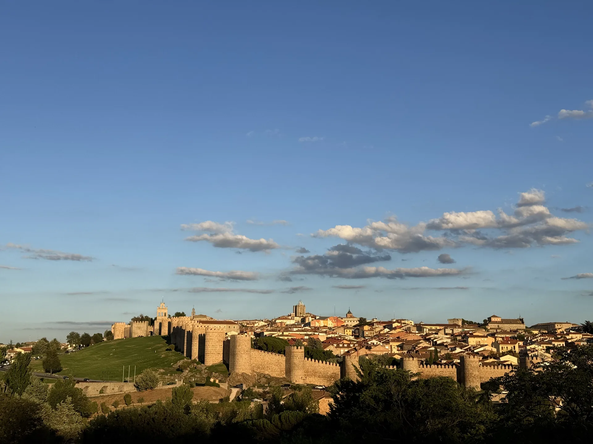 Panorámica de Ávila amurallada con la catedral bajo un cielo azul con nubes, desde Los Cuatro Postes. Foto propia La Maleta Inquieta, septiembre 2026