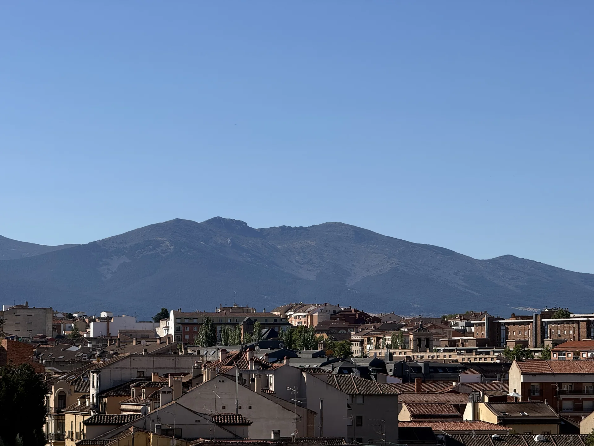 Vista panorámica de los tejados de Segovia con la Sierra de Guadarrama al fondo bajo cielo azul, Foto propia La Maleta Inquieta, octubre 2026