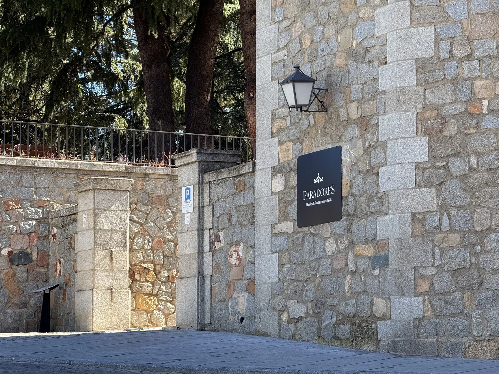 Cartel y acceso al parking del Parador de Ávila. Foto propia La Maleta Inquieta, septiembre 2026.