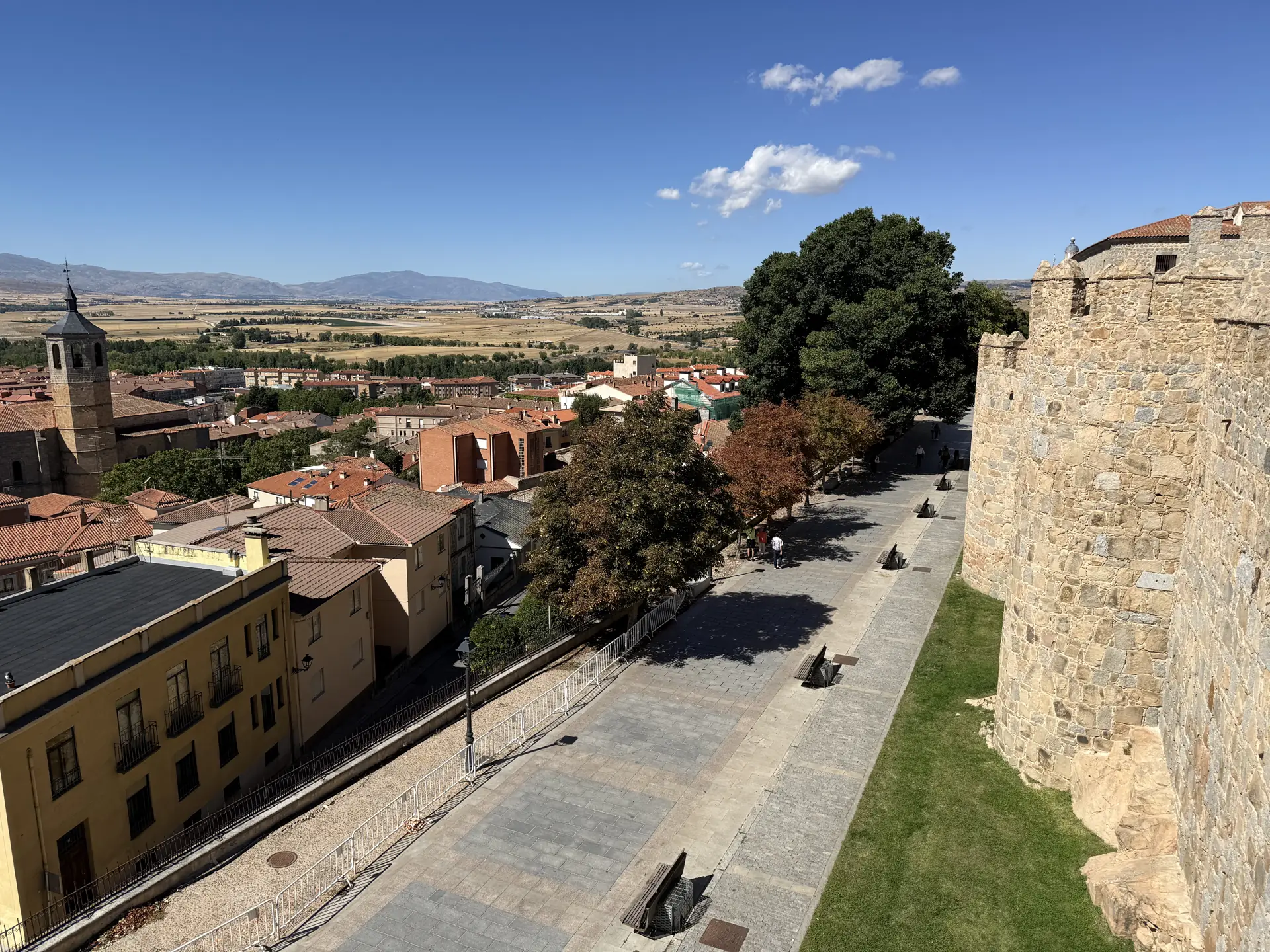 Paseo del Rastro junto al lienzo sur de la muralla de Ávila, con la torre de Santiago y el valle Amblés al fondo. Foto propia La Maleta Inquieta, septiembre 2026.