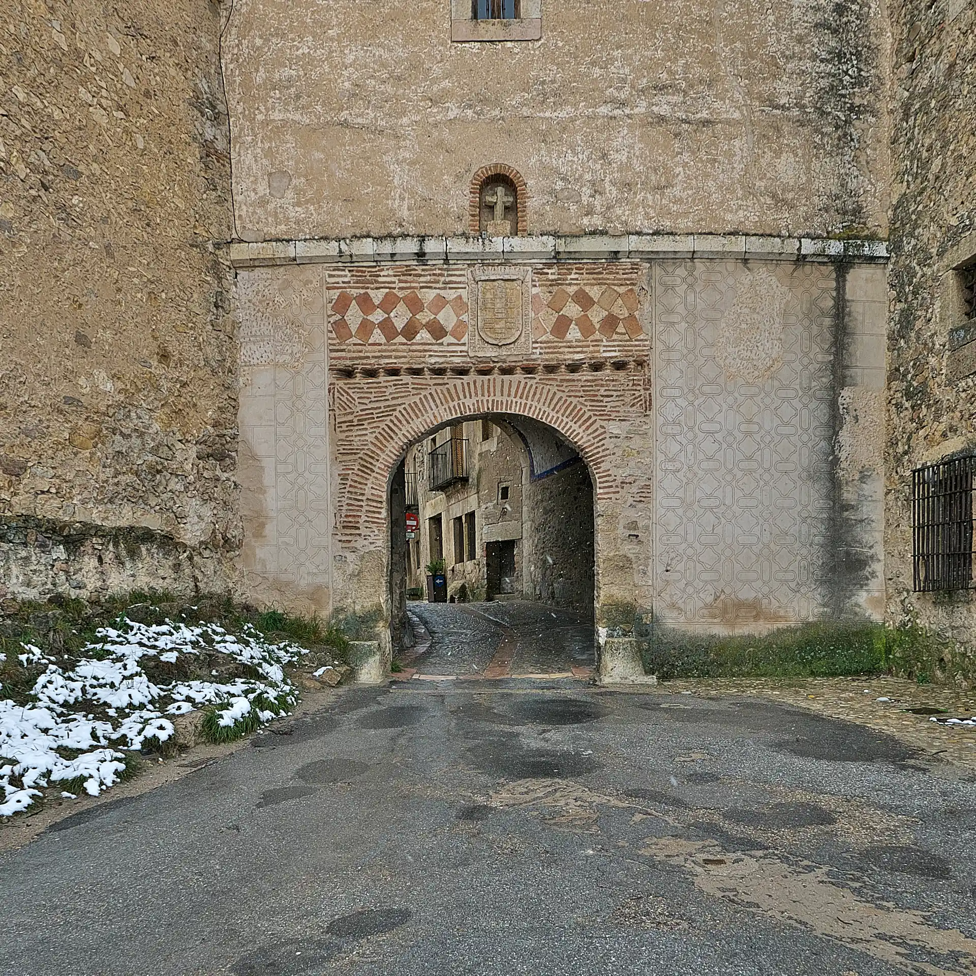 Puerta de la Villa de Pedraza, el arco de piedra con el torreon encima que es la unica entrada al recinto amurallado.