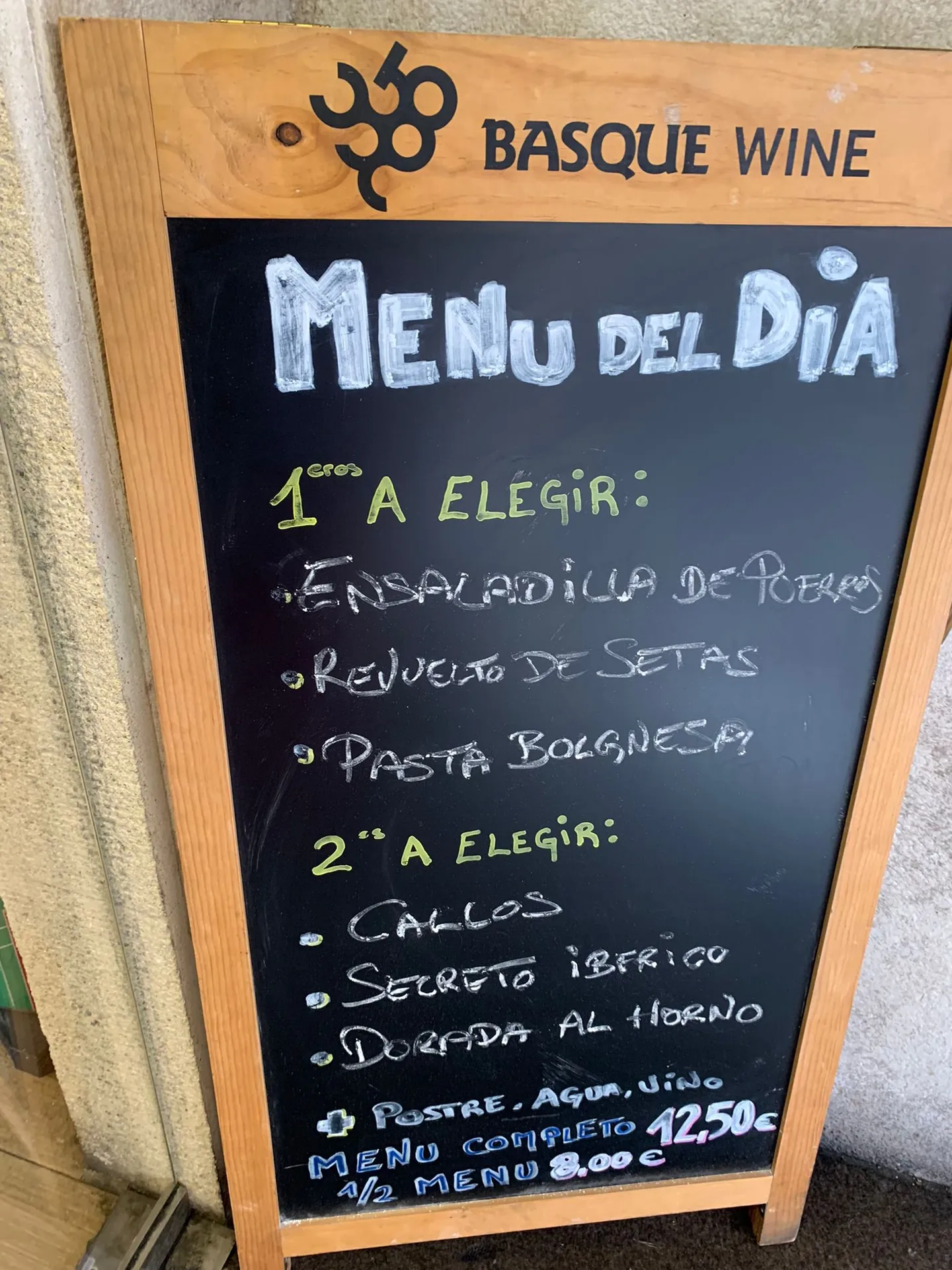 Pizarra con el menú del día a la puerta de un restaurante, la fórmula para comer bien sin pasarse.