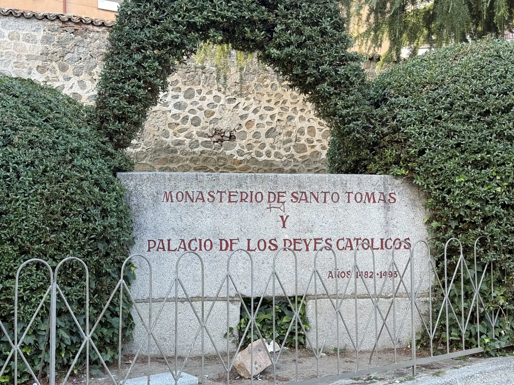 Placa de granito del Monasterio de Santo Tomás y Palacio de los Reyes Católicos, años 1482-1493, en Ávila. Foto propia La Maleta Inquieta, septiembre 2026.