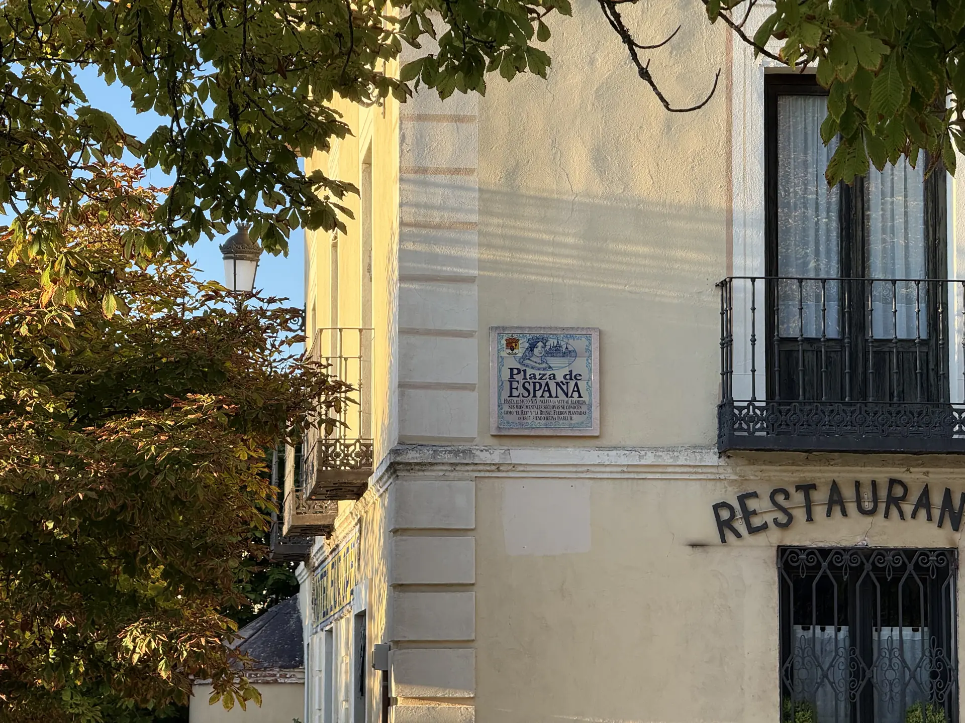 Placa de cerámica con el nombre de la Plaza de España en La Granja de San Ildefonso. Foto propia La Maleta Inquieta, septiembre 2026.