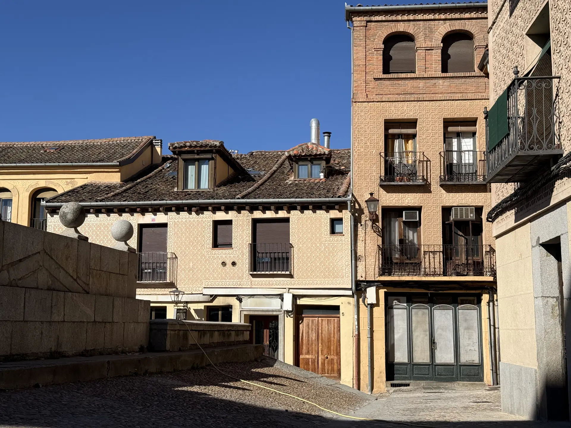Plaza del casco histórico de Segovia con fachadas esgrafiadas alrededor