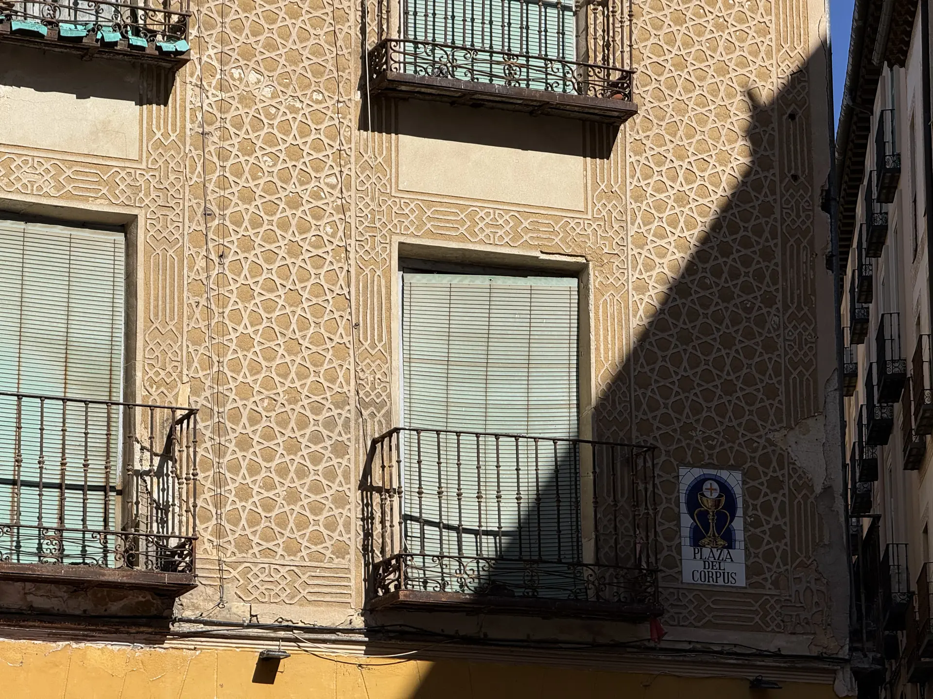 Fachada con esgrafiado geométrico de motivos entrelazados y placa de la Plaza del Corpus en Segovia, Foto propia La Maleta Inquieta, octubre 2026