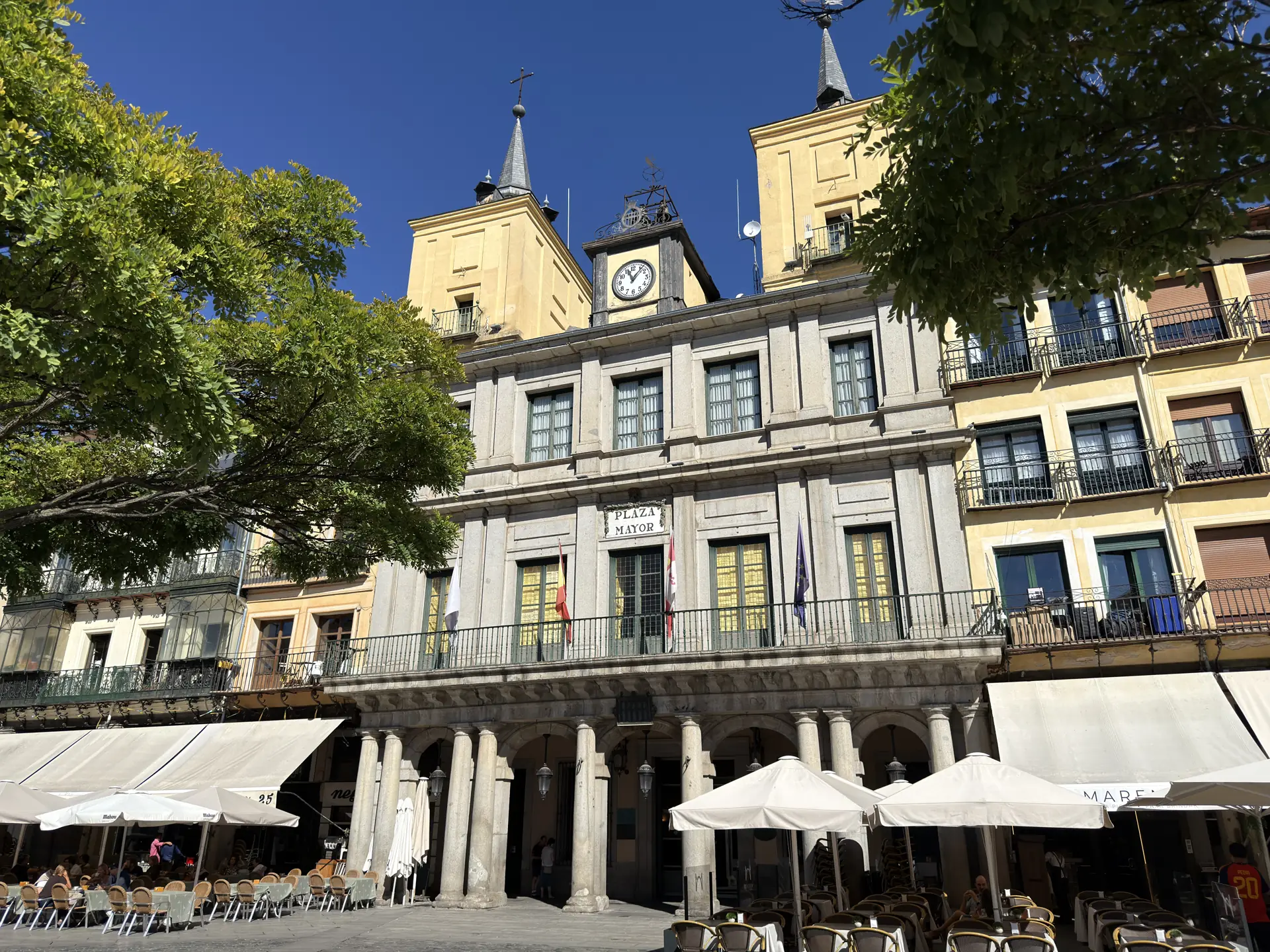 Plaza Mayor de Segovia con el Ayuntamiento, torres gemelas y terrazas de bares bajo los soportales, Foto propia La Maleta Inquieta, octubre 2026