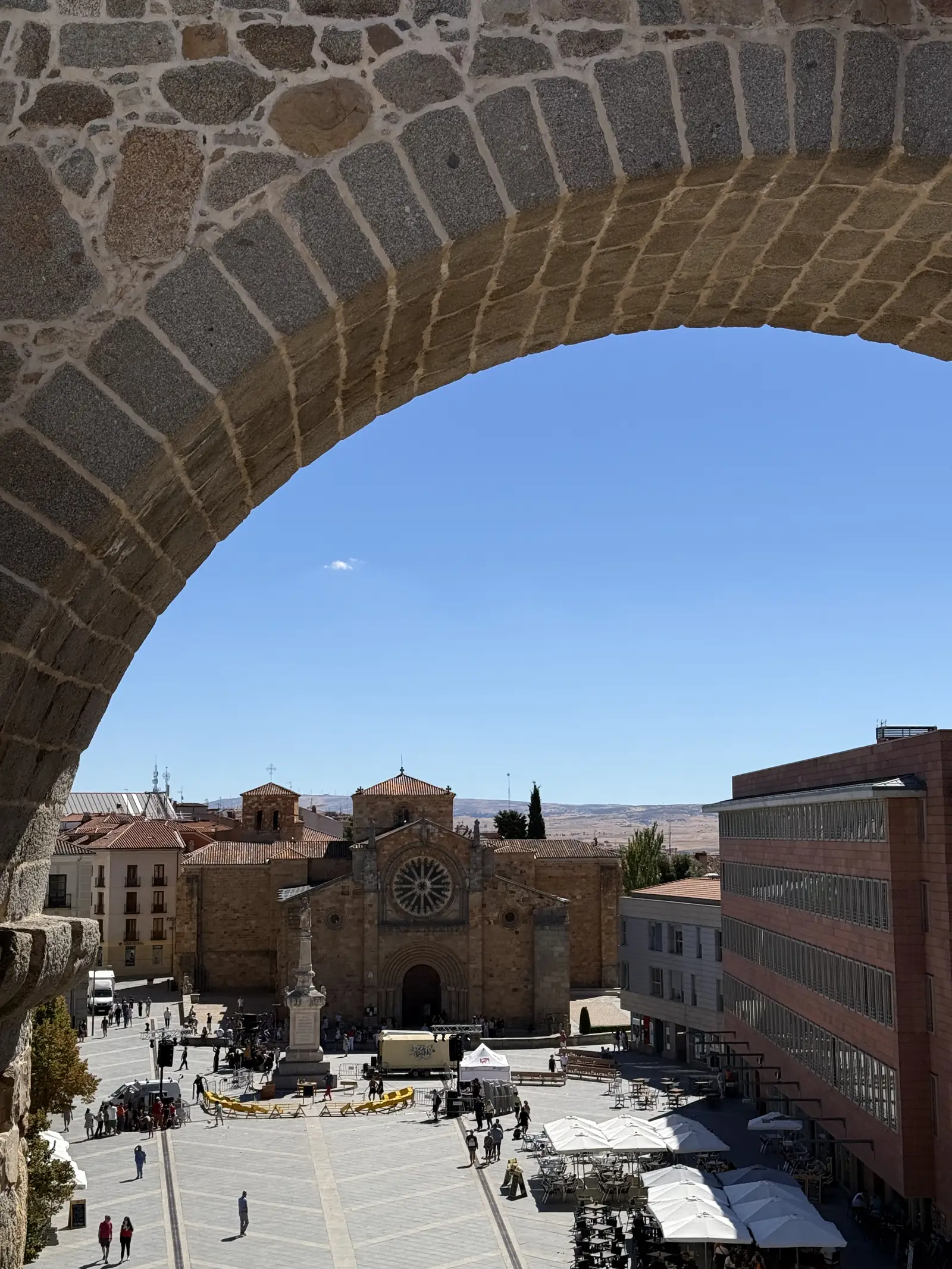 Plaza de Santa Teresa e iglesia de San Pedro de Ávila enmarcadas por el arco de la Puerta del Alcázar. Foto propia La Maleta Inquieta, septiembre 2026.