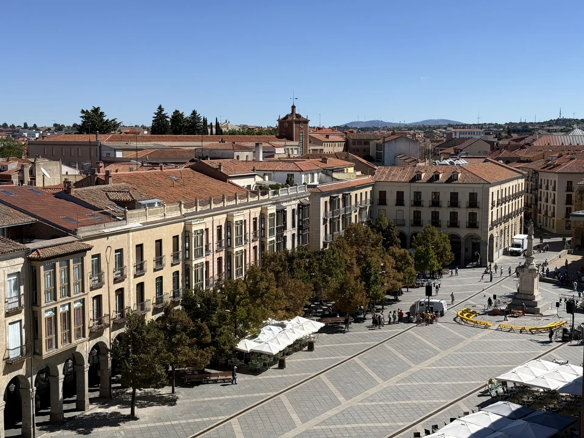 Soportales, terrazas y columna de Santa Teresa en la plaza de Santa Teresa de Ávila, vistos desde la muralla. Foto propia La Maleta Inquieta, septiembre 2026