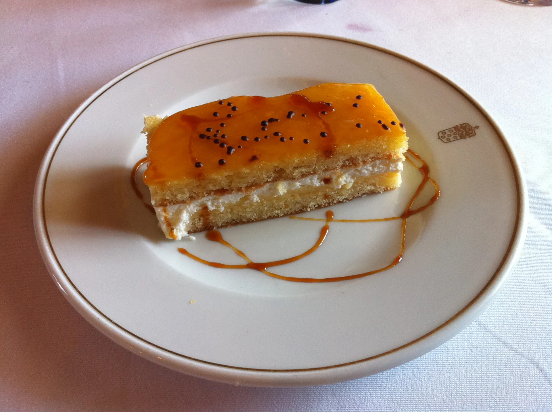 Porcion de ponche segoviano con su cuadricula de azucar tostada y el relleno de yema.