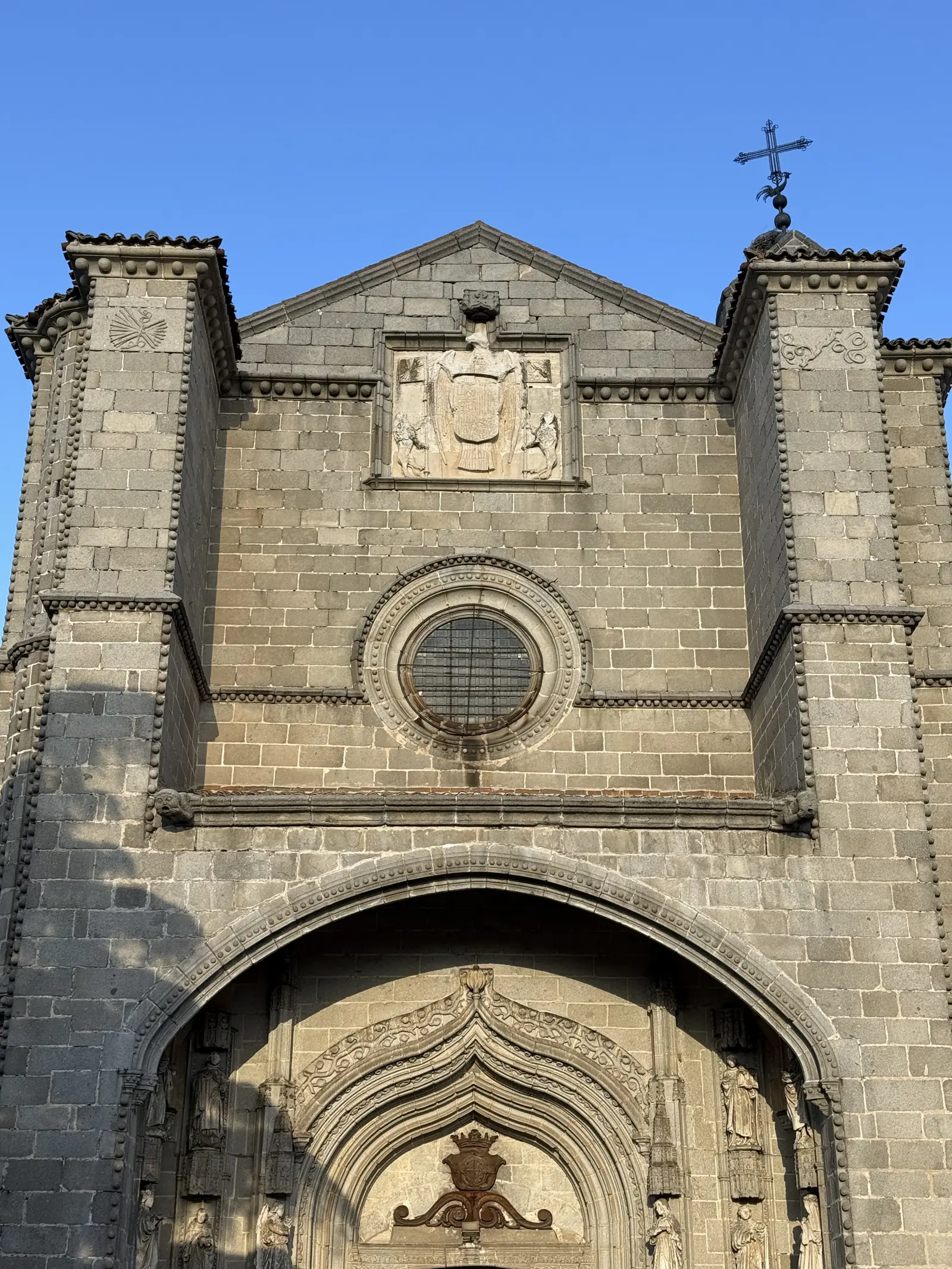Fachada de la iglesia de Santo Tomás de Ávila con el escudo del águila, óculo, bolas y portada gótica apuntada. Foto propia La Maleta Inquieta, septiembre 2026
