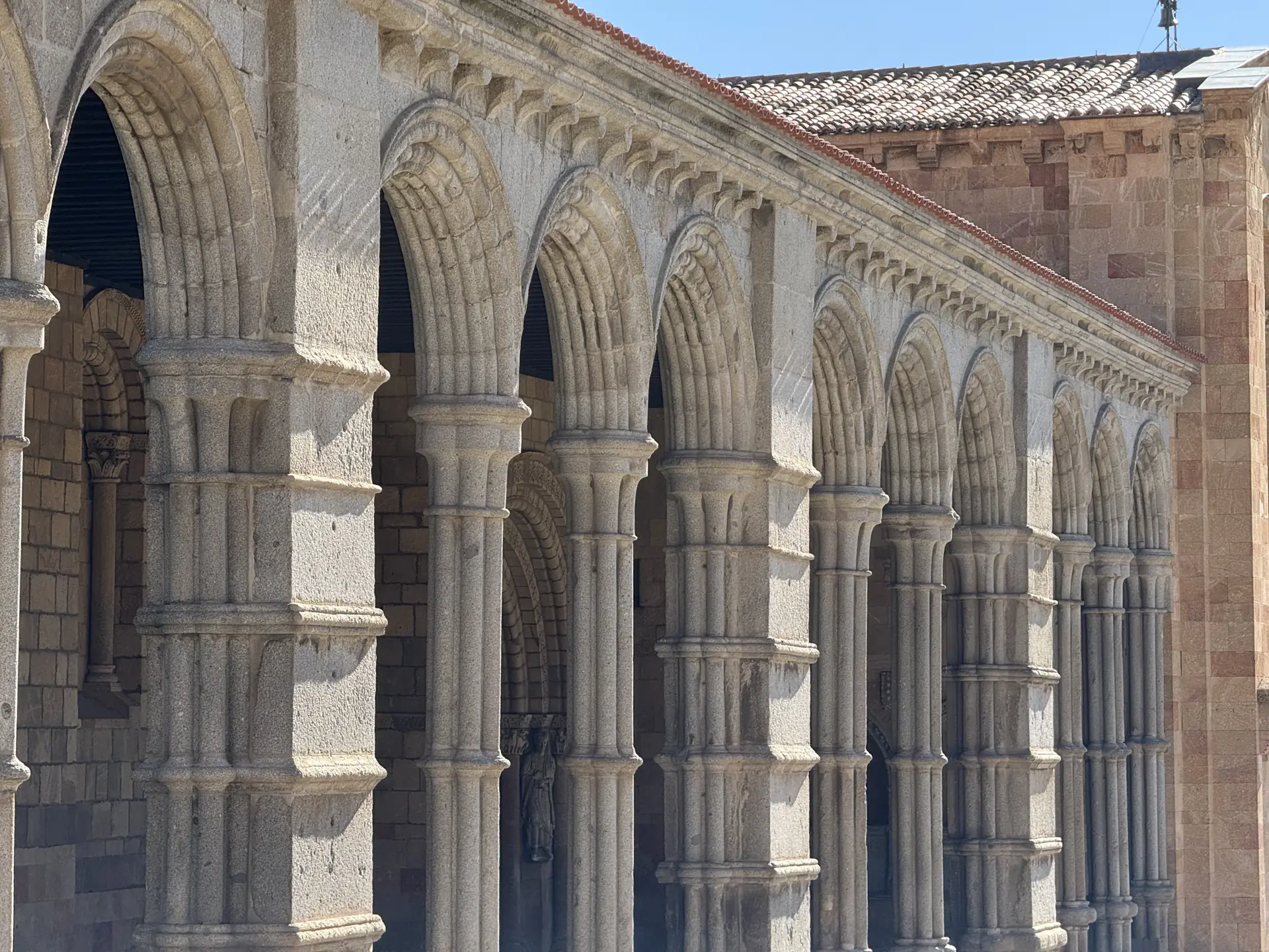 Arcos moldurados de granito del pórtico sur de la basílica de San Vicente de Ávila, con la portada al fondo. Foto propia La Maleta Inquieta, septiembre 2026