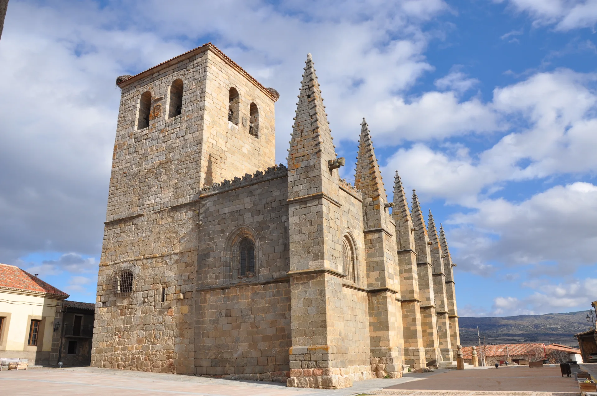 Colegiata de San Martín de Tours en Bonilla de la Sierra, de sillería de granito con torre campanario y contrafuertes rematados en pináculos