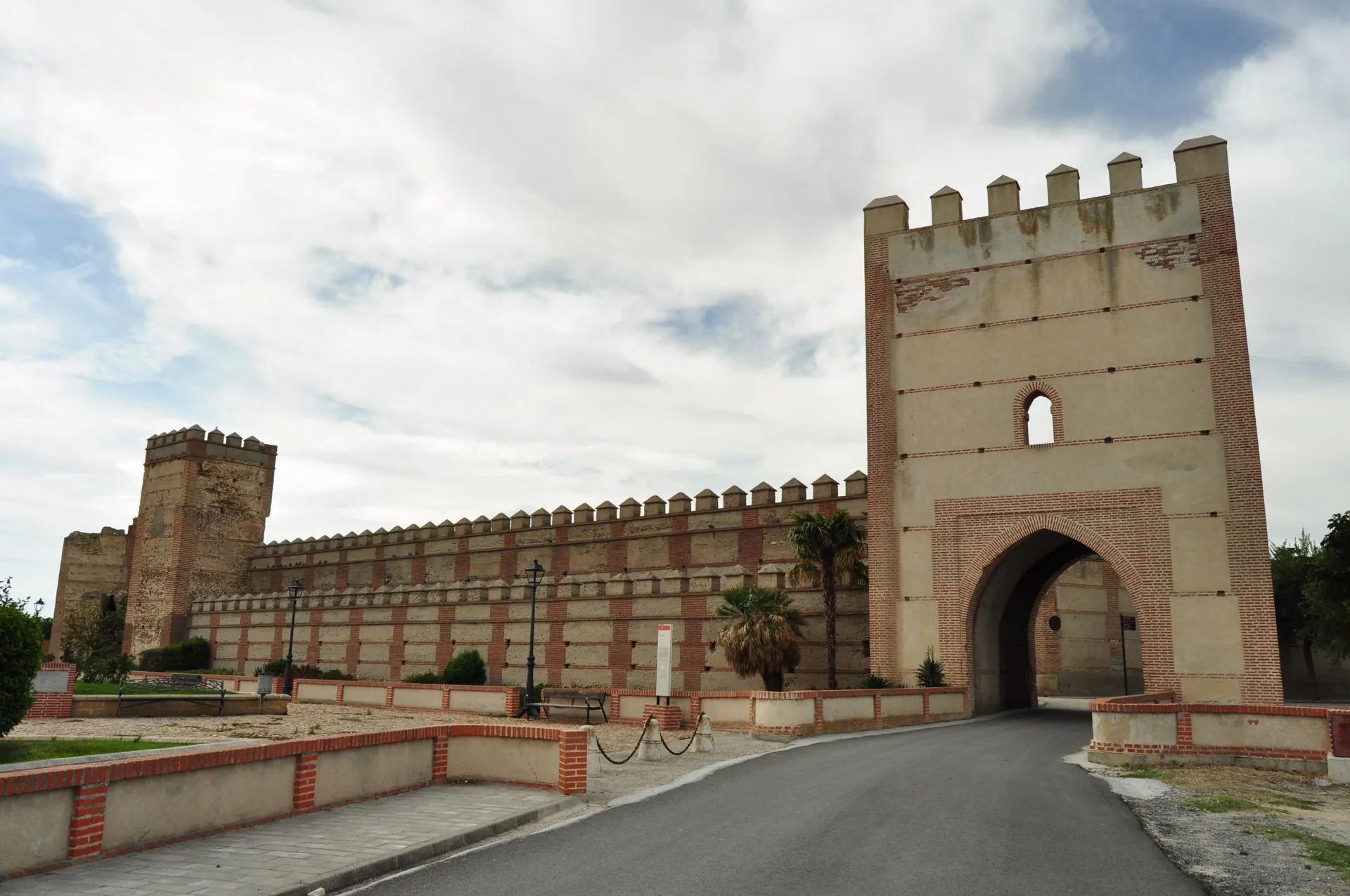 Muralla de ladrillo y mampostería de Madrigal de las Altas Torres con una de sus puertas en torre y el lienzo almenado