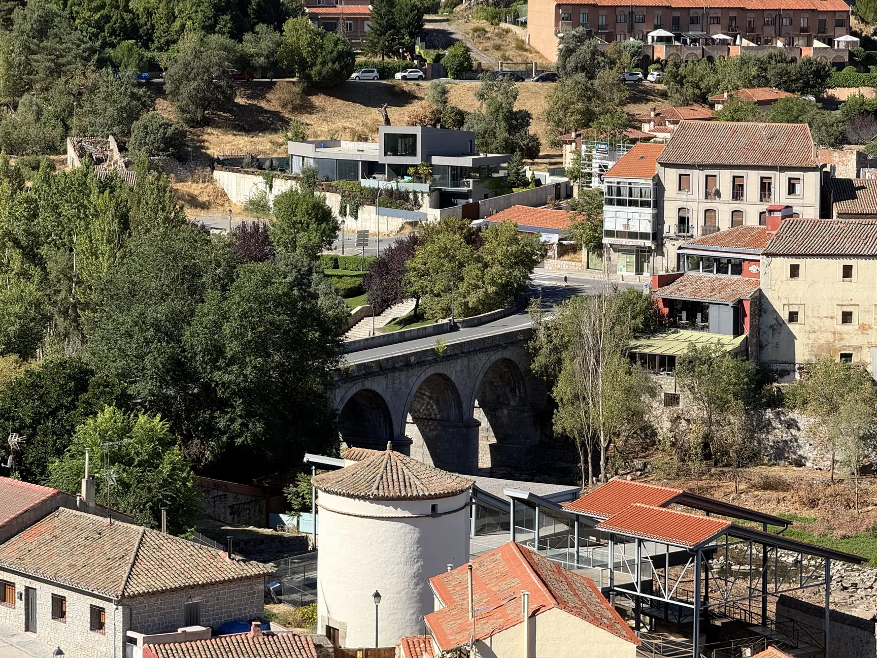 Puente nuevo de arcos de granito sobre el río Adaja en Ávila, con su calzada, visto desde lo alto. Foto propia La Maleta Inquieta, septiembre 2026.