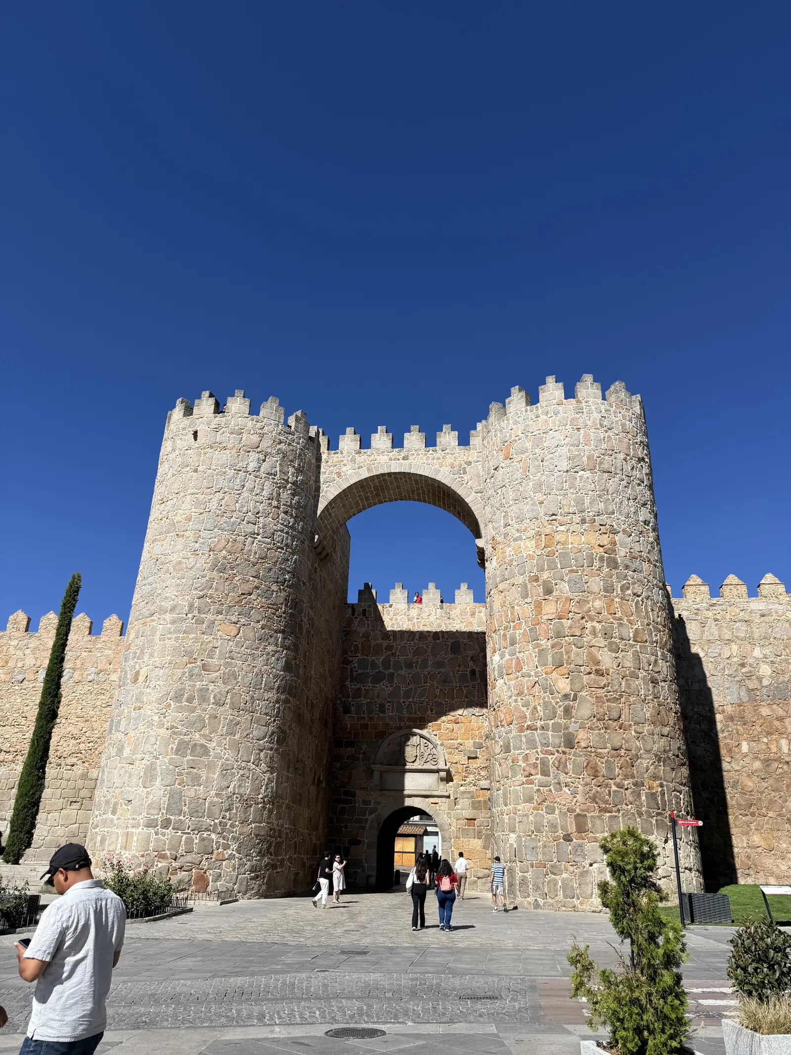 Puerta del Alcázar de la muralla de Ávila, con dos torreones y arco superior, desde la plaza de Santa Teresa. Foto propia La Maleta Inquieta, septiembre 2026