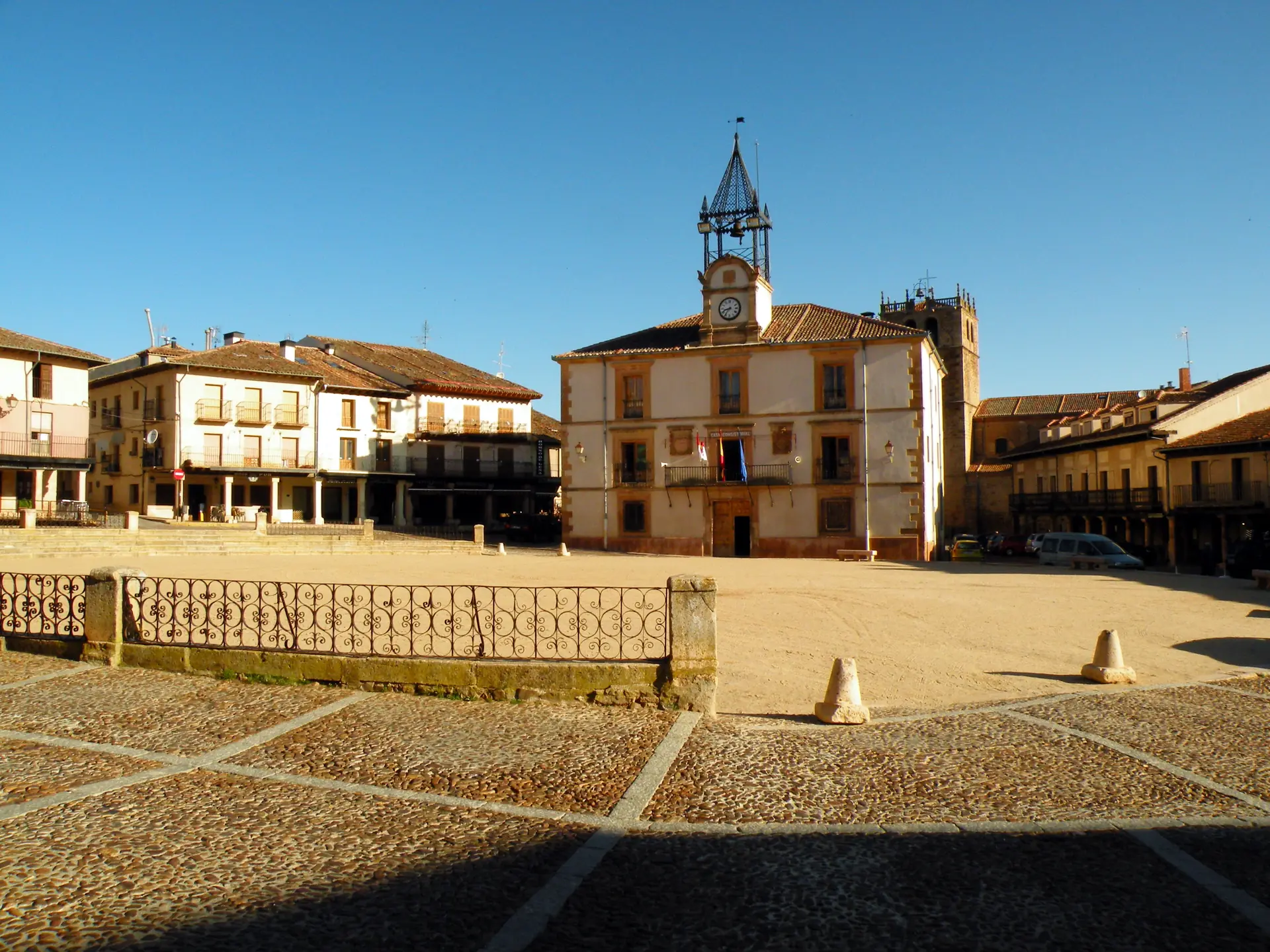 Plaza Mayor porticada de Riaza, en la sierra de Segovia, que hace tambien de plaza de toros.