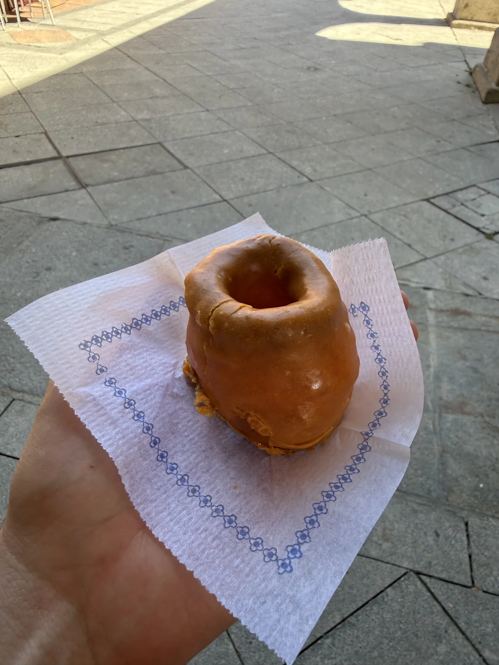 Rosquilla glaseada sobre una servilleta de papel en la mano, en una calle del centro de Ávila. Foto propia La Maleta Inquieta, septiembre 2026
