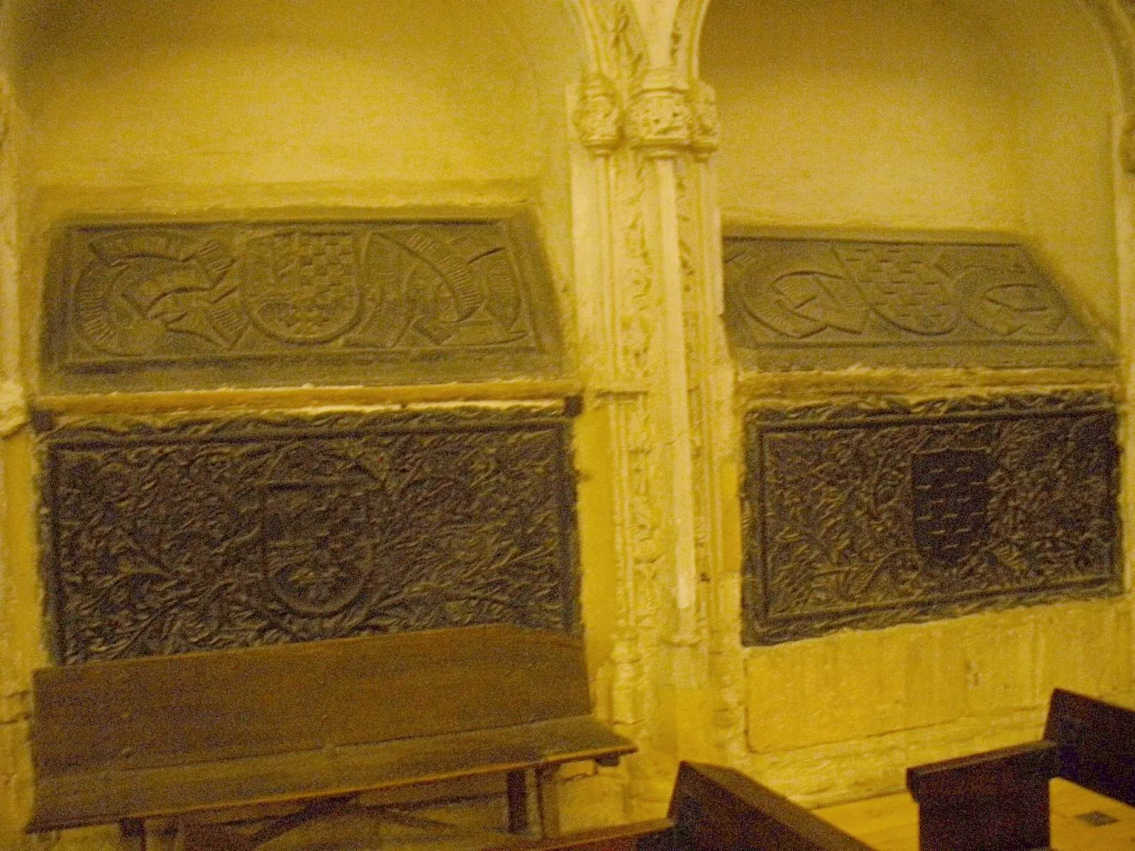 Relieves funerarios esculpidos en el interior de la iglesia de San Martin de Segovia.