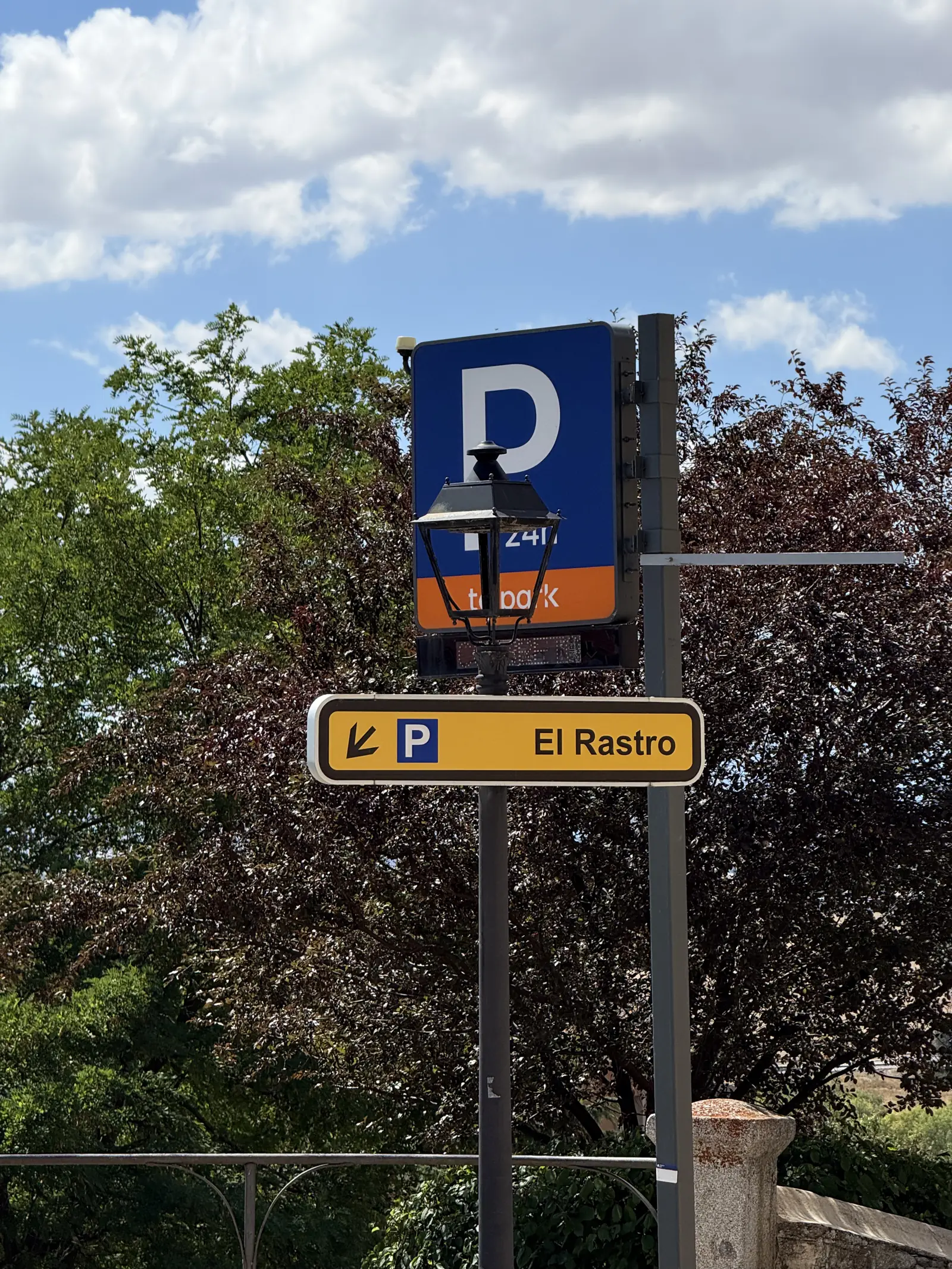 Señal azul del parking Telpark 24 h y cartel amarillo del aparcamiento de El Rastro, en Ávila. Foto propia La Maleta Inquieta, septiembre 2026
