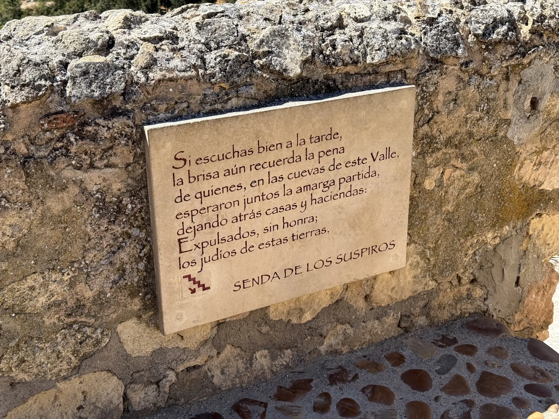 Placa con poema sobre la Senda de los Suspiros y los judíos expulsados en muro de piedra, Foto propia La Maleta Inquieta, octubre 2026