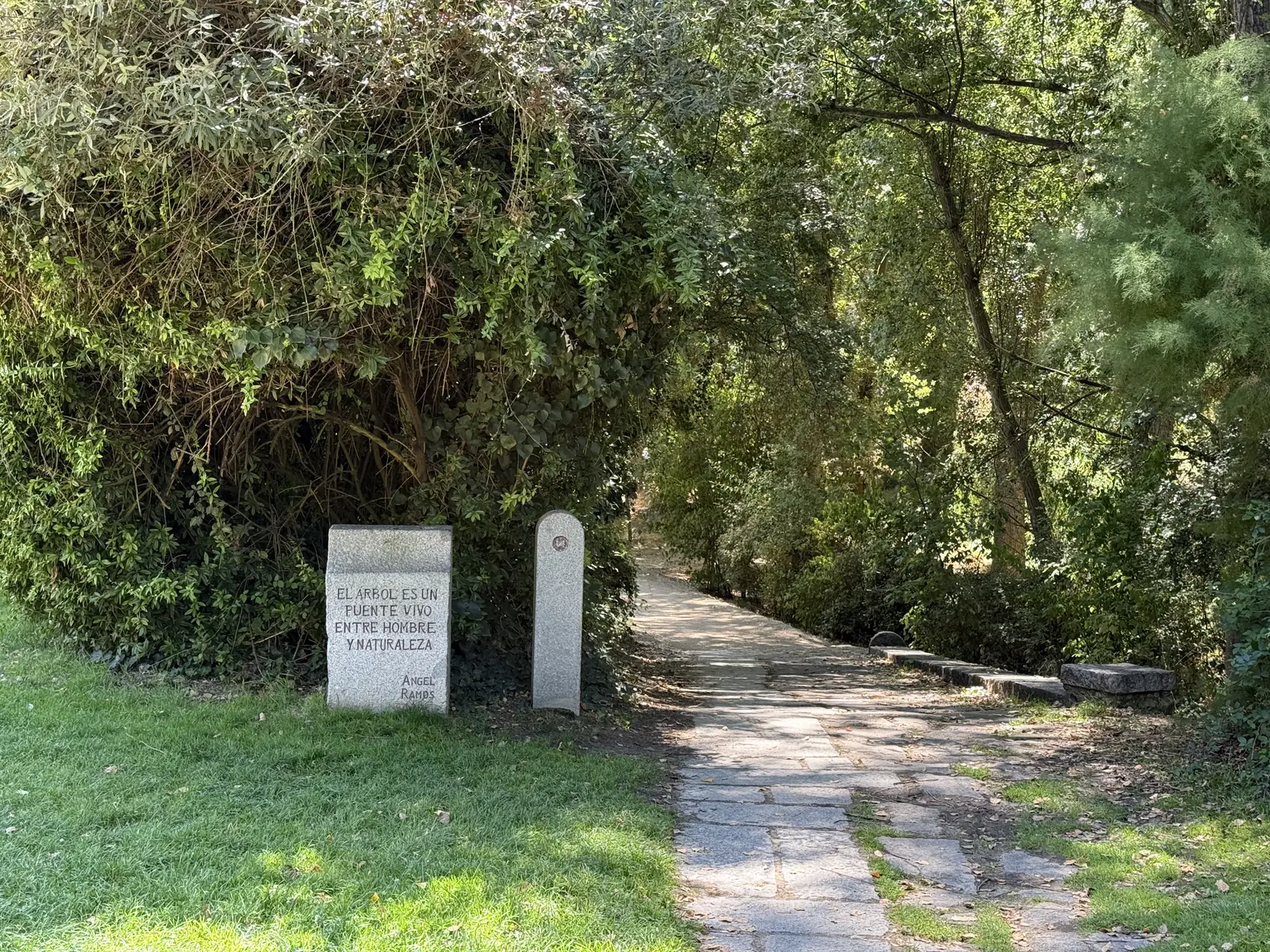 Sendero arbolado cerca del Alcázar con monolito de piedra al inicio del camino, Foto propia La Maleta Inquieta, octubre 2026