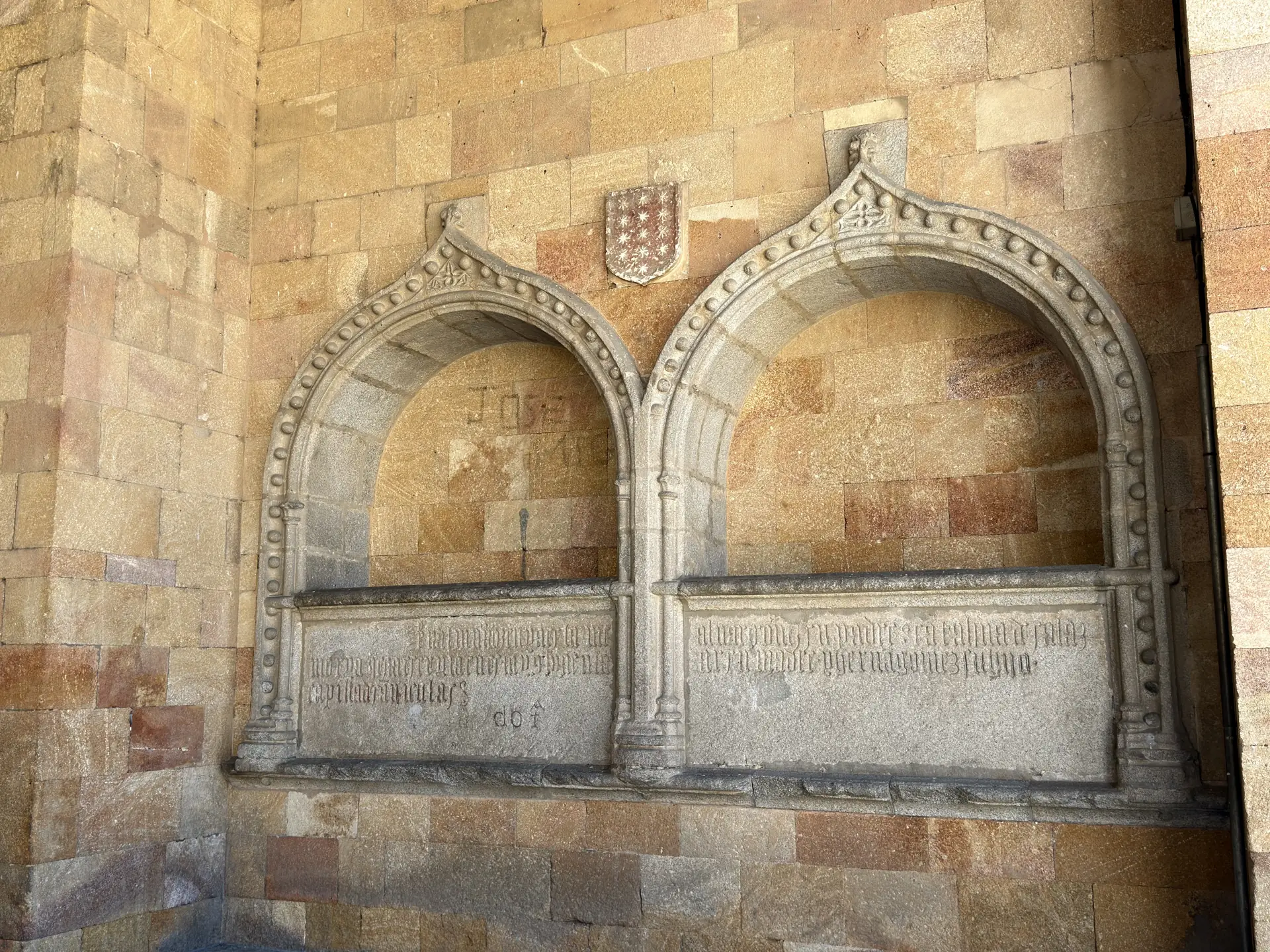 Sepulcro doble de los Muñoz y Salazar en el pórtico de San Vicente de Ávila, con bolas, escudo e inscripción. Foto propia La Maleta Inquieta, septiembre 2026.