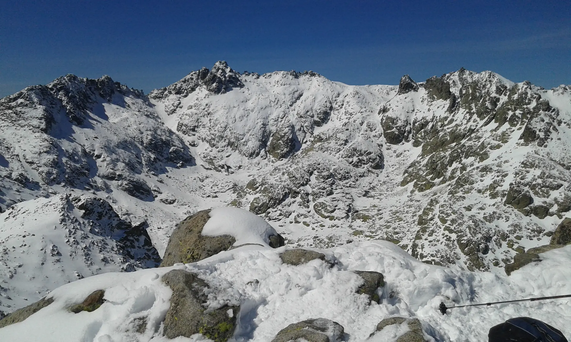El circo de Gredos cubierto de nieve visto desde el pico Morezón, con las crestas de granito del macizo central de la sierra