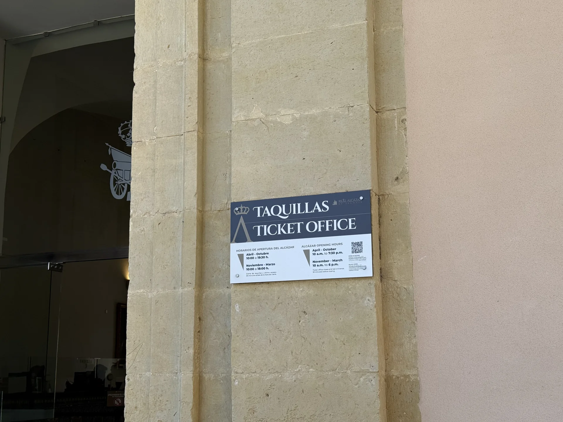 Taquilla del Alcázar de Segovia con el cartel de horarios y tarifas junto a la puerta de entrada. Foto propia La Maleta Inquieta, septiembre 2026.
