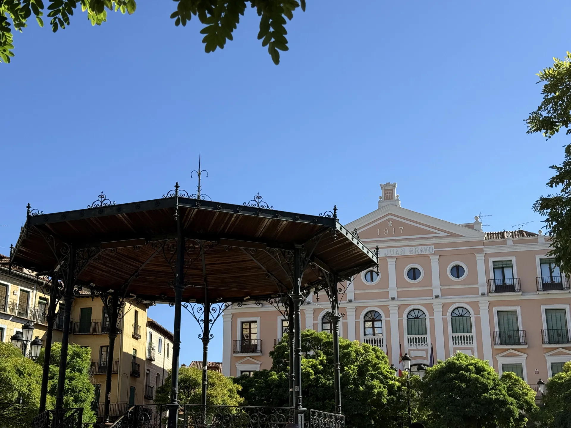 Templete de hierro forjado en la plaza con el edificio del Teatro Juan Bravo de 1917 al fondo, Foto propia La Maleta Inquieta, octubre 2026