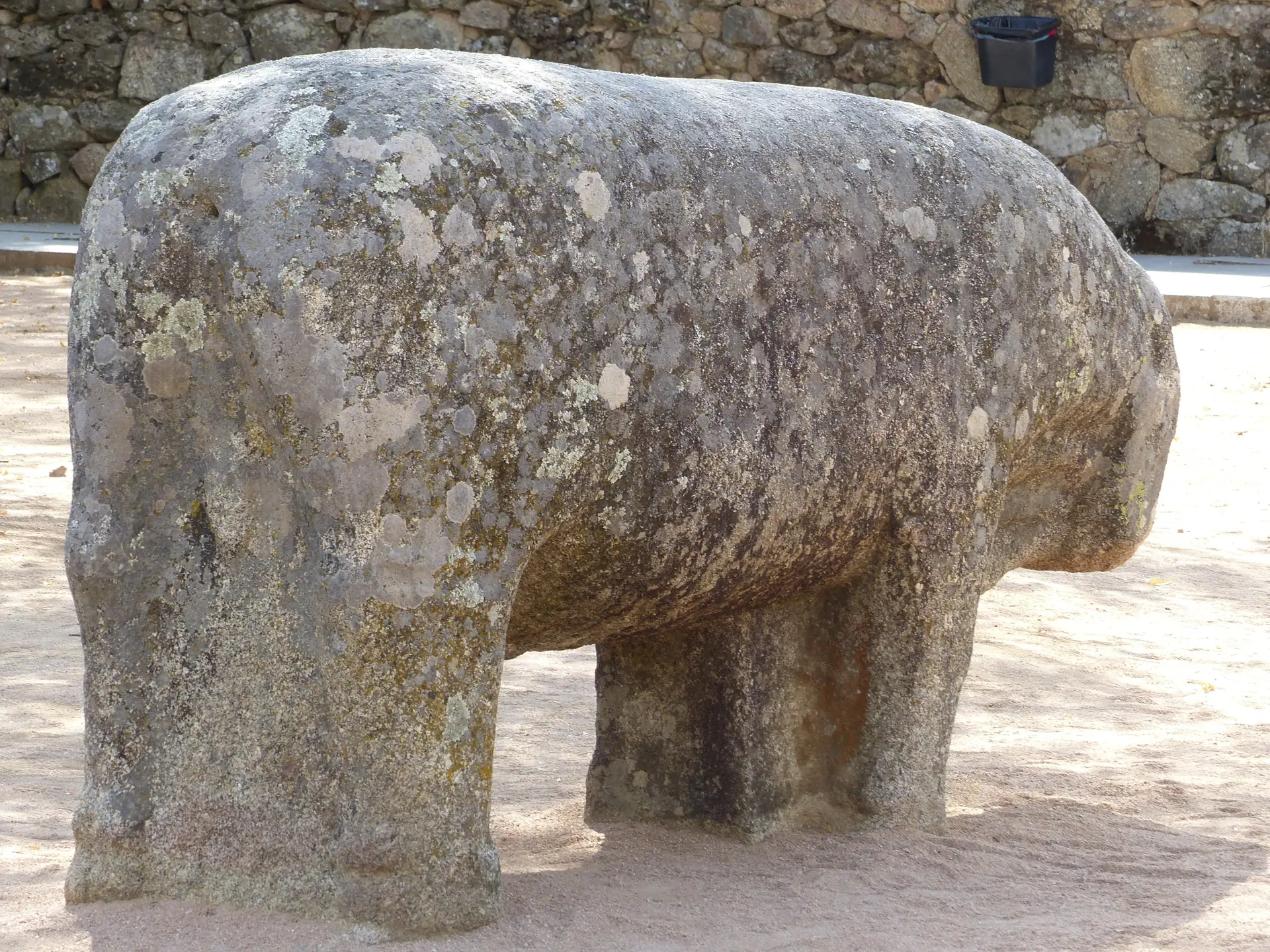 Uno de los Toros de Guisando visto de cerca: bloque de granito tallado con forma de animal y cubierto de líquenes, en El Tiemblo (Ávila)