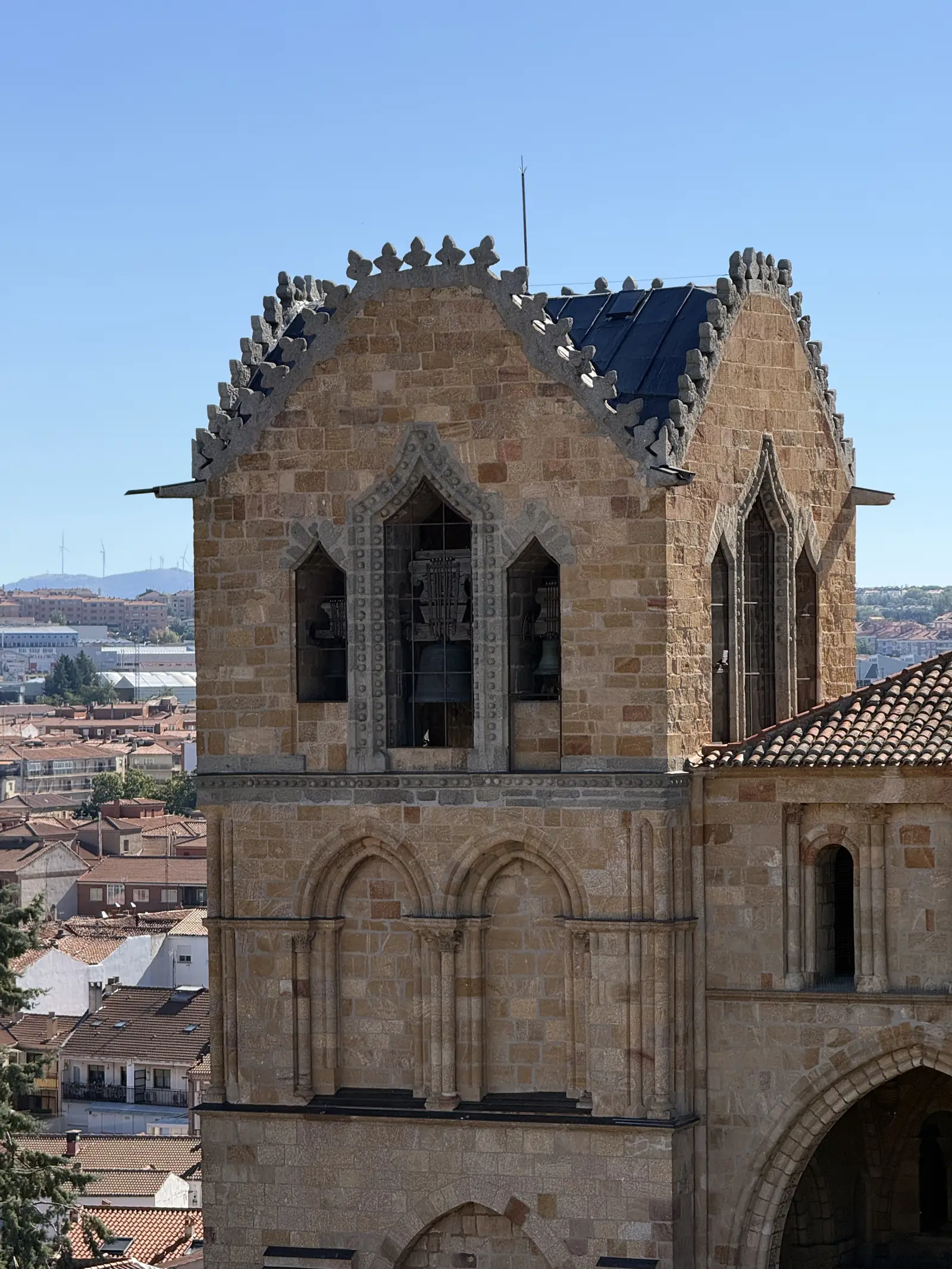Cuerpo de campanas de la torre de San Vicente de Ávila, con ventanales apuntados y crestería, desde el adarve. Foto propia La Maleta Inquieta, septiembre 2026.
