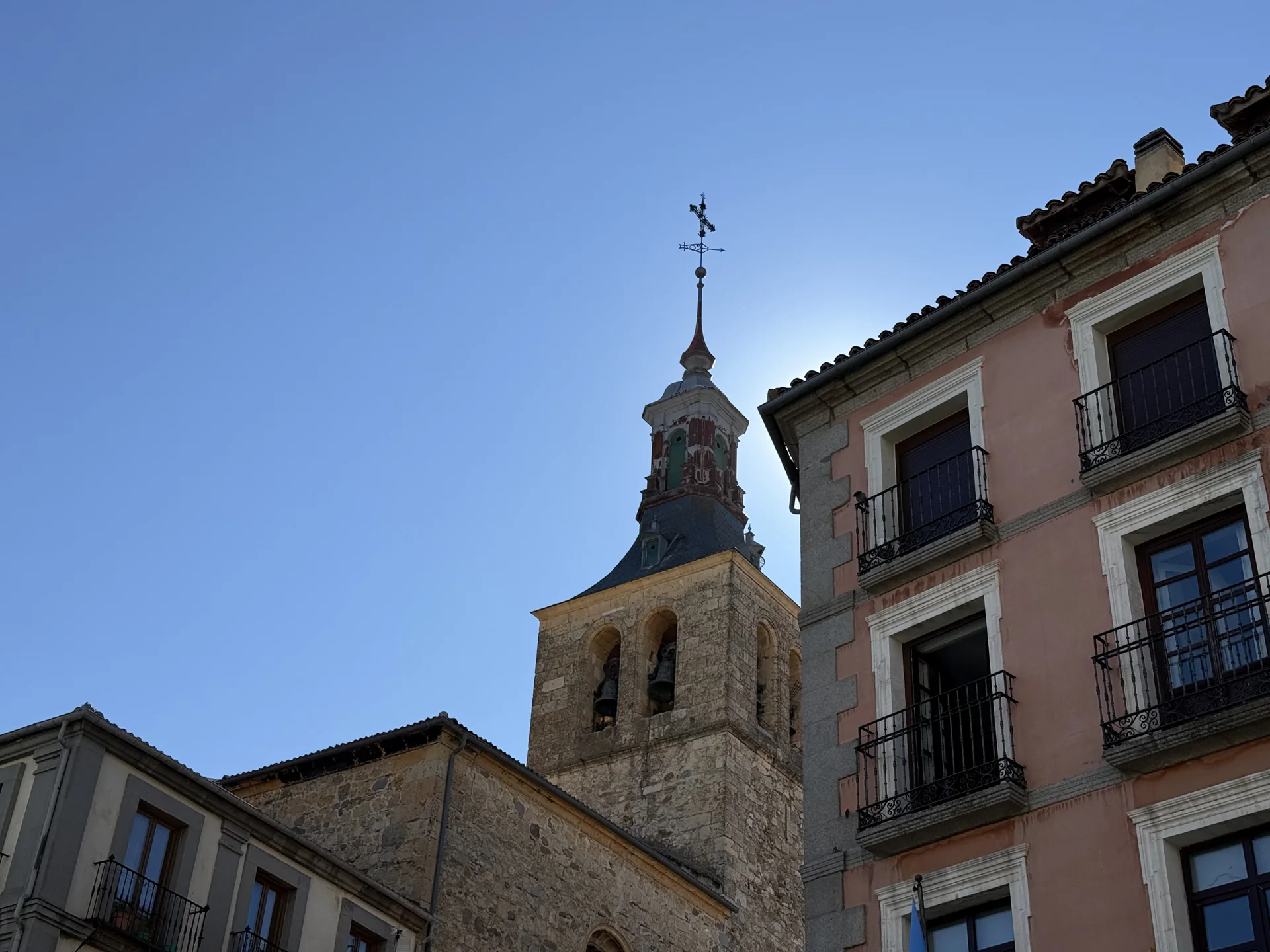 Torre campanario de iglesia románica de piedra con ventanales de arco de medio punto y chapitel oscuro, Foto propia La Maleta Inquieta, septiembre 2026