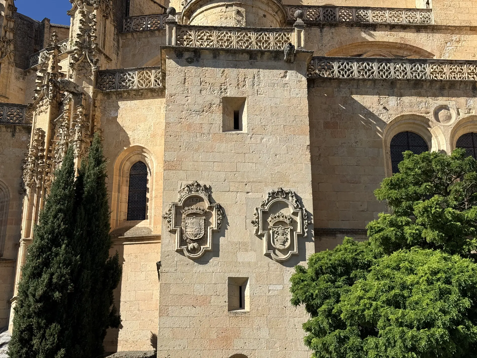 Torre de la Catedral de Segovia con escudos heráldicos tallados en piedra y balaustradas caladas, Foto propia La Maleta Inquieta, octubre 2026