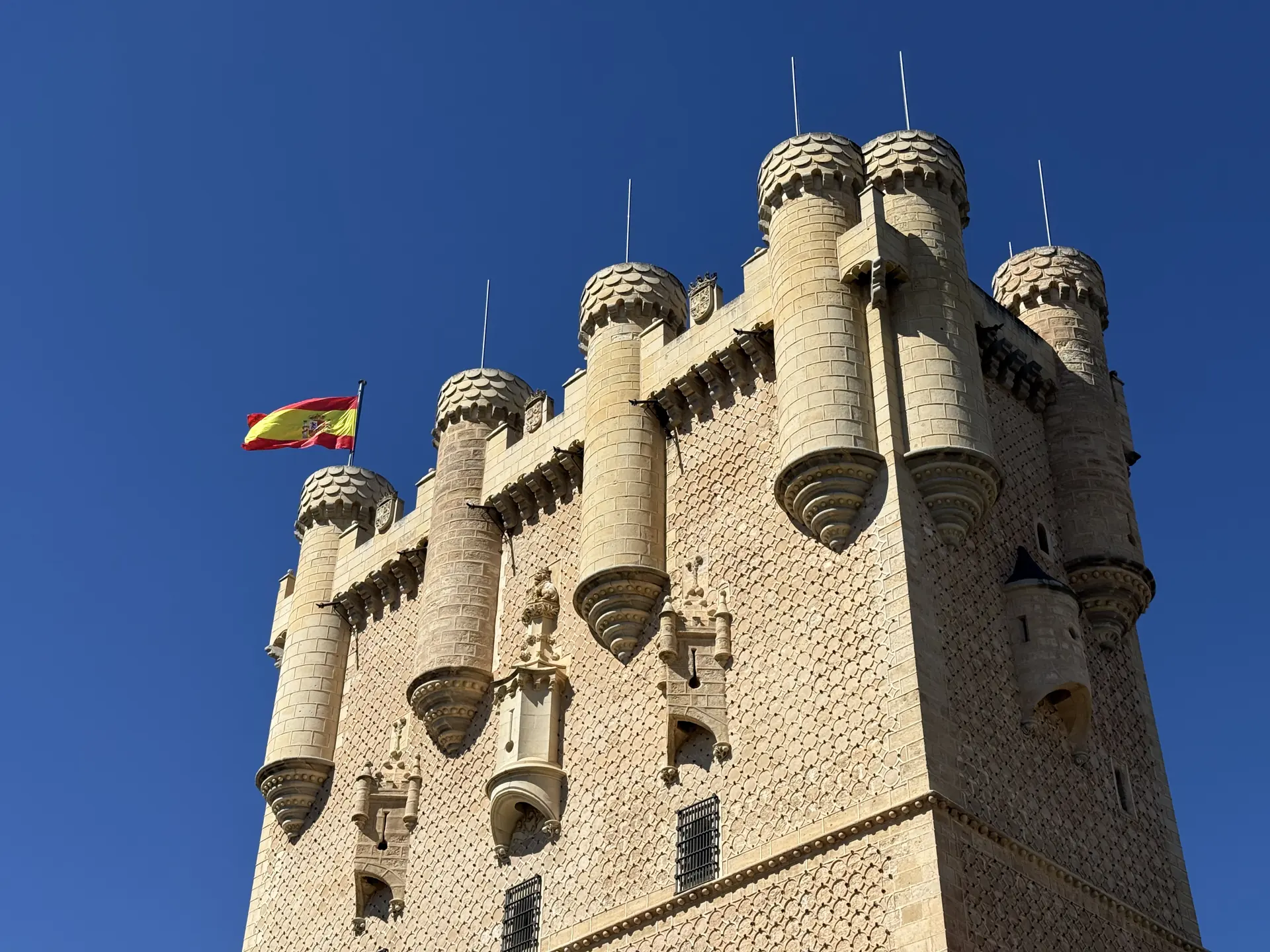 Torre del Homenaje del Alcázar vista desde abajo con bandera española ondeando, Foto propia La Maleta Inquieta, octubre 2026