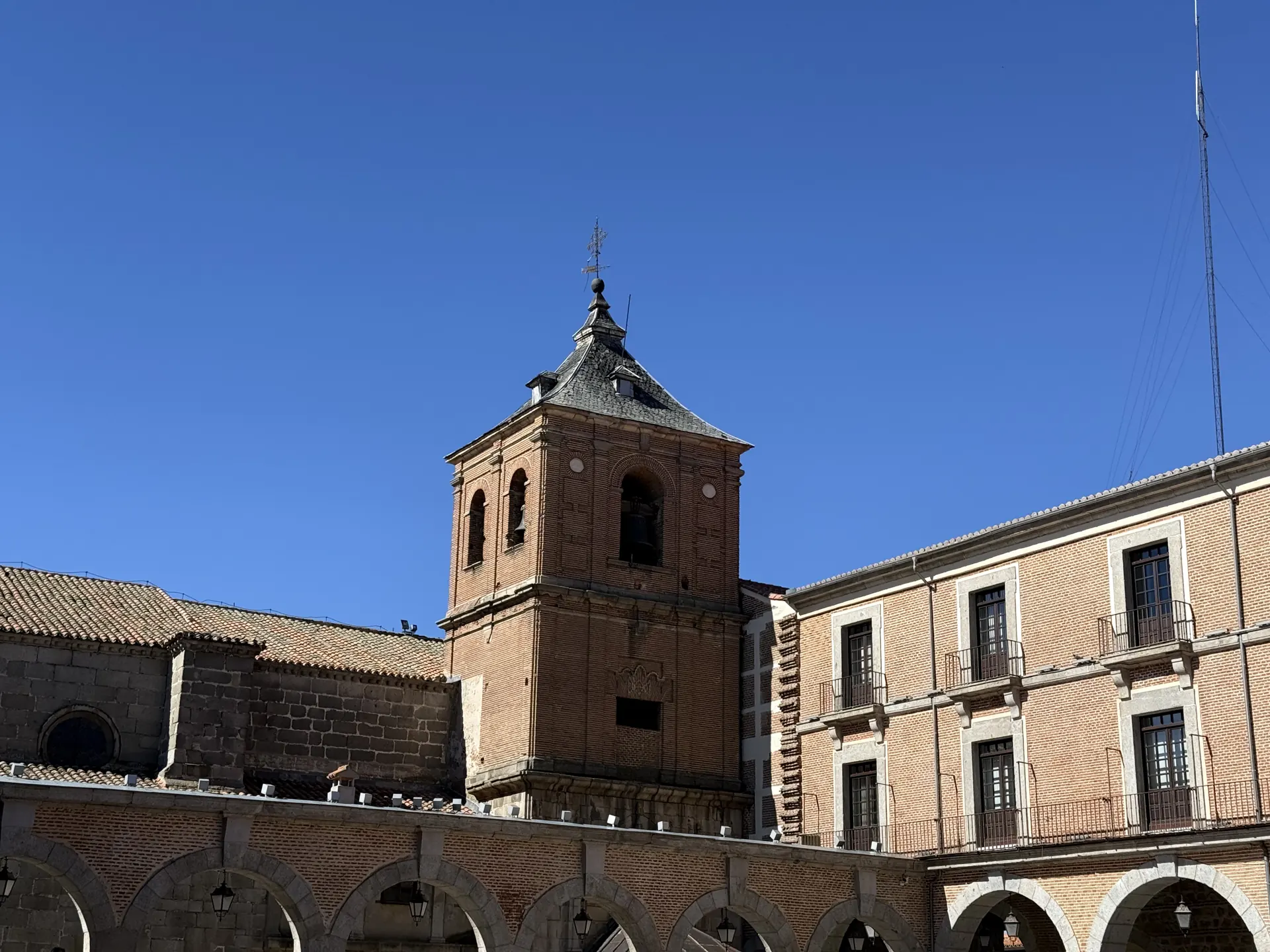 Torre de ladrillo de la iglesia de San Juan sobre los soportales y balcones de la plaza del Mercado Chico de Ávila. Foto propia La Maleta Inquieta, septiembre 2026
